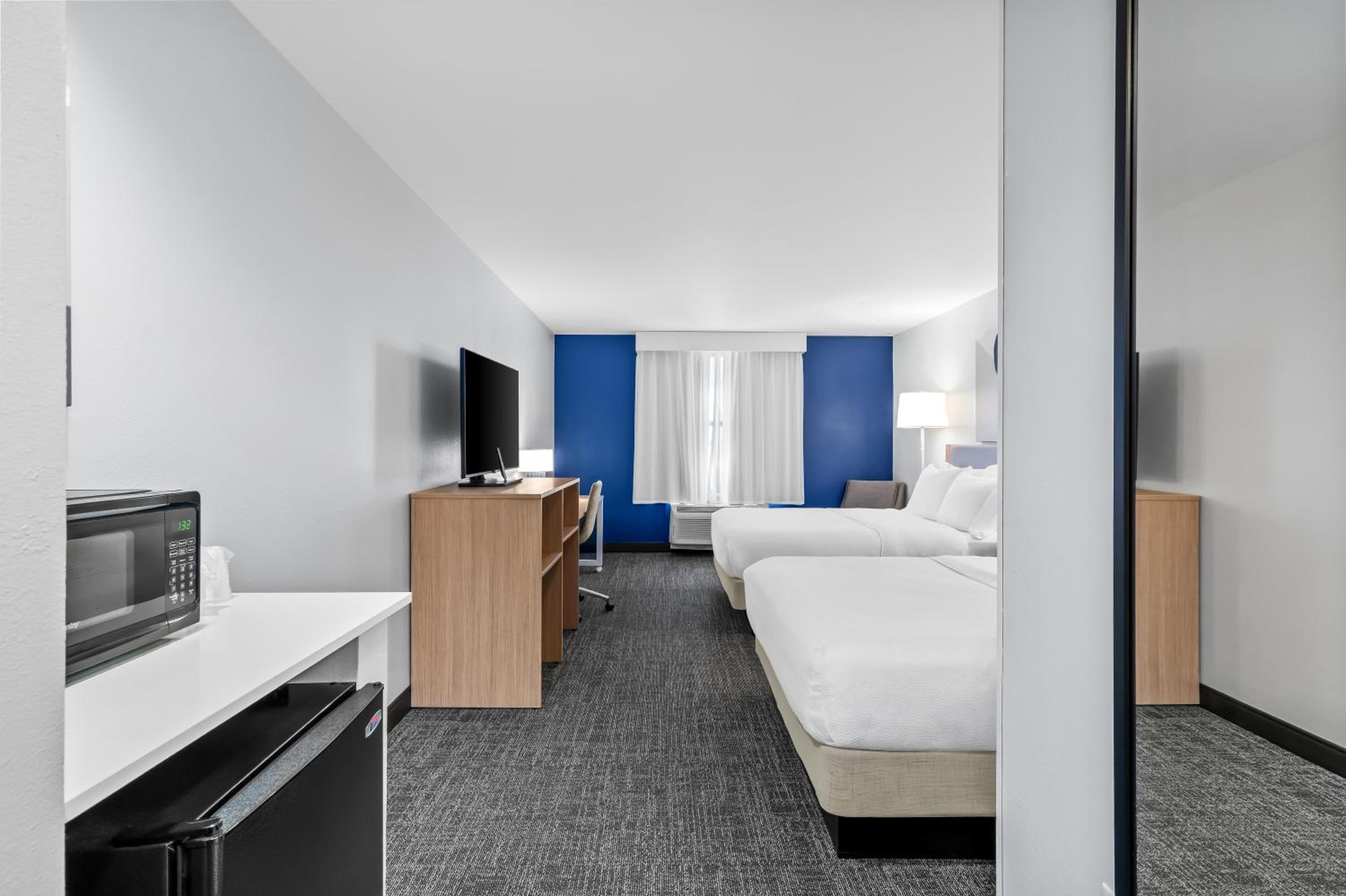 Queen Room with Two Queen Beds - Photo 1