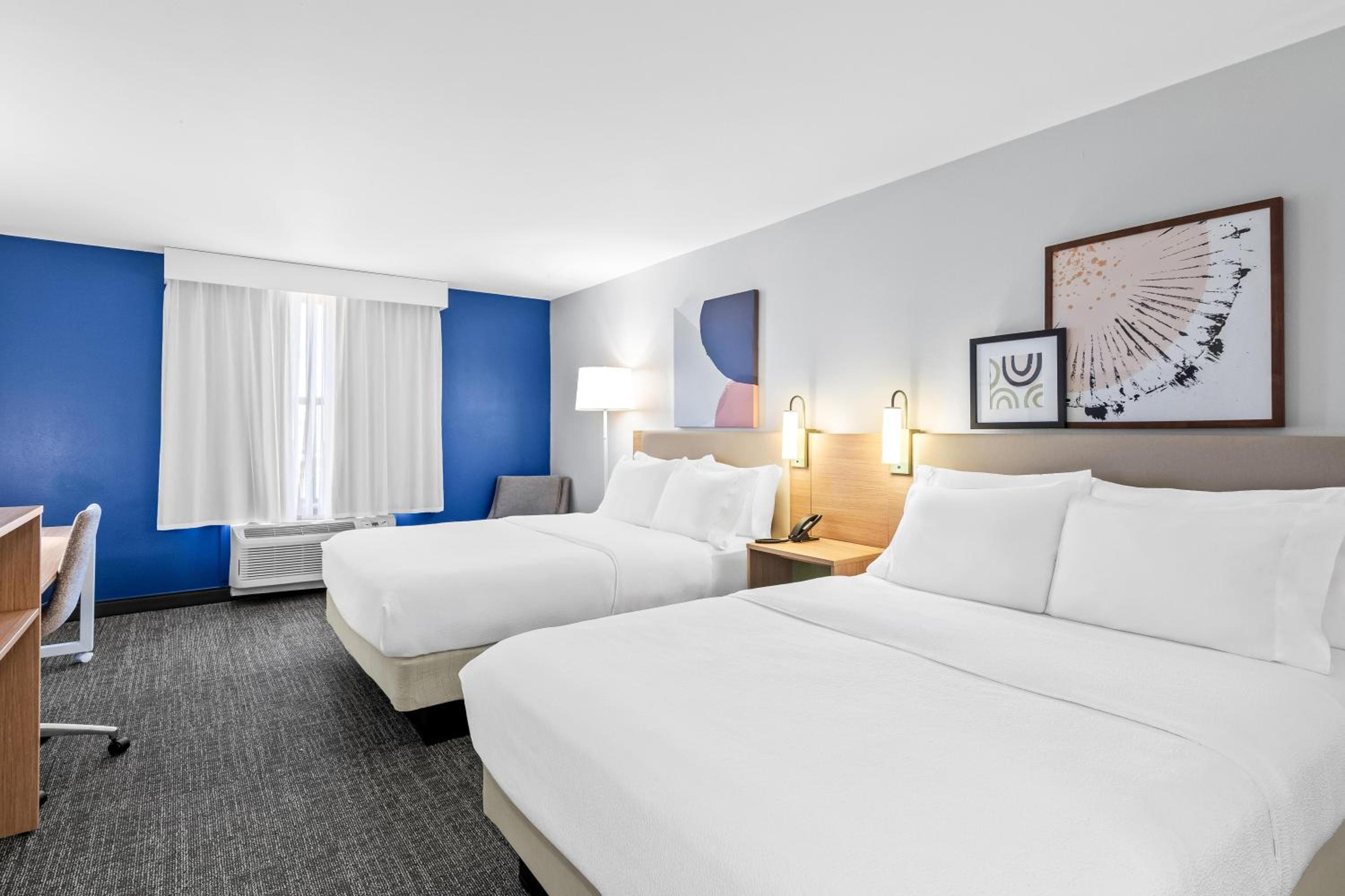 Queen Room with Two Queen Beds - Photo 2