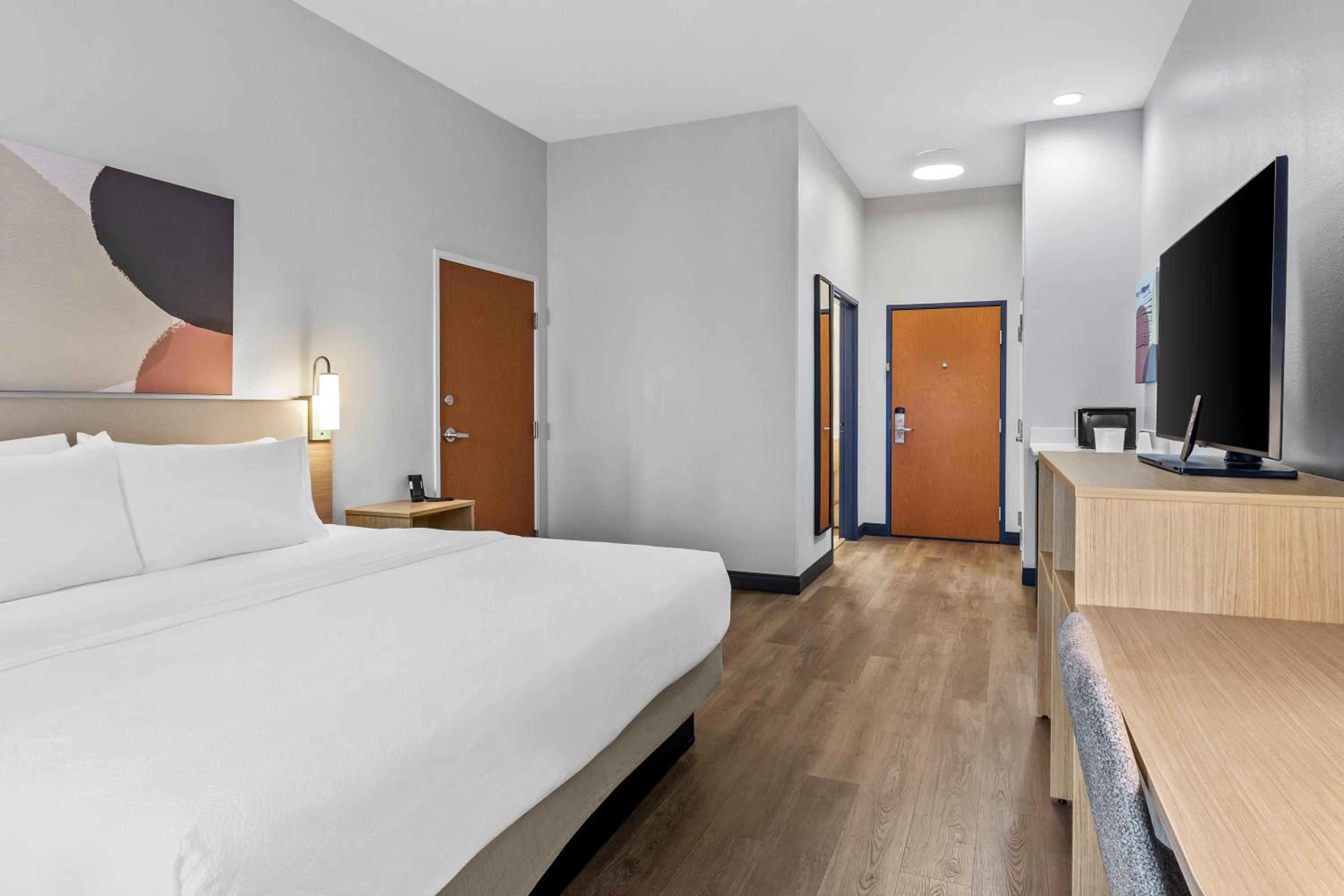 Two-Room Studio with One King Bed and One Queen Bed - Photo 4