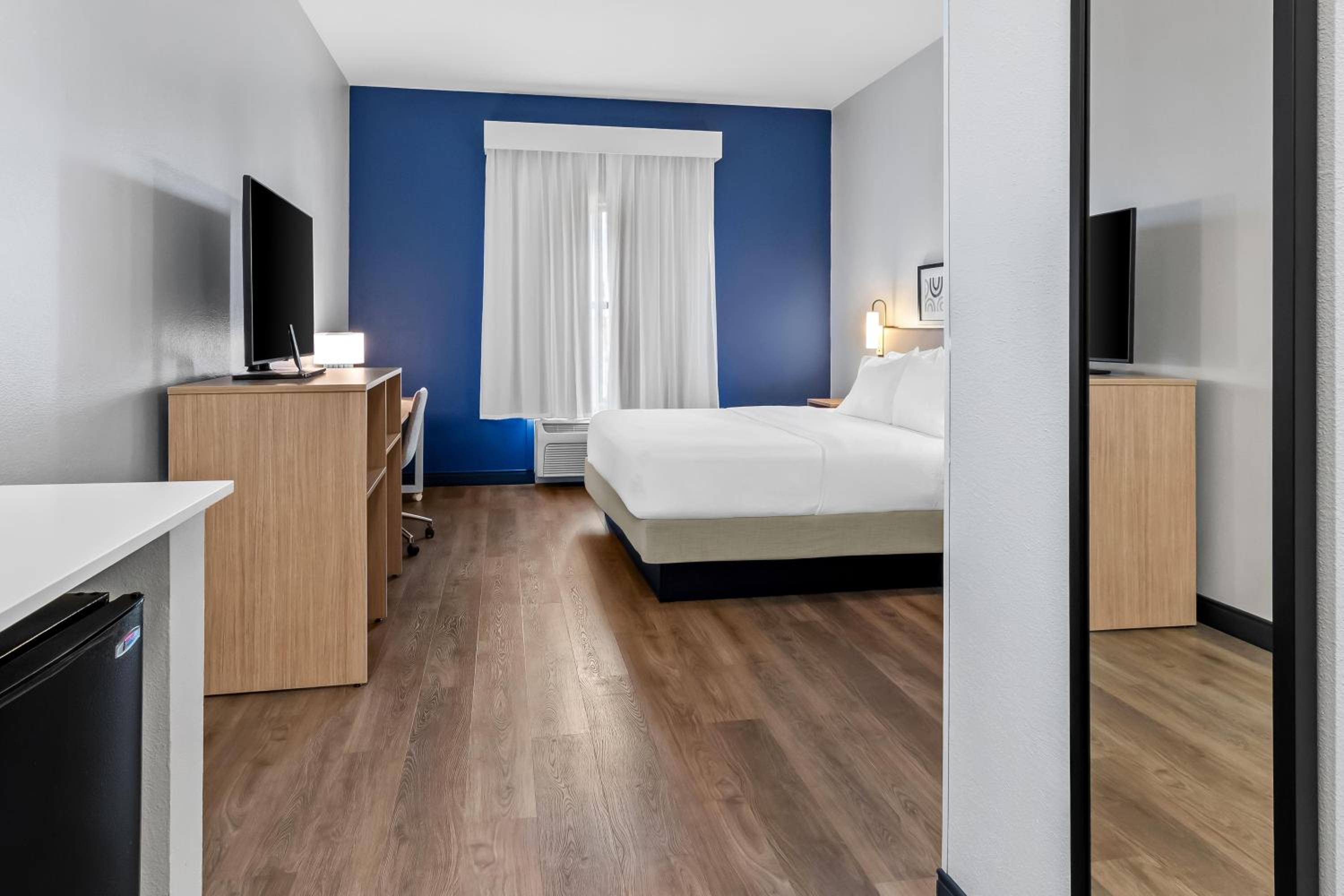 Two-Room Studio with One King Bed and One Queen Bed - Photo 5