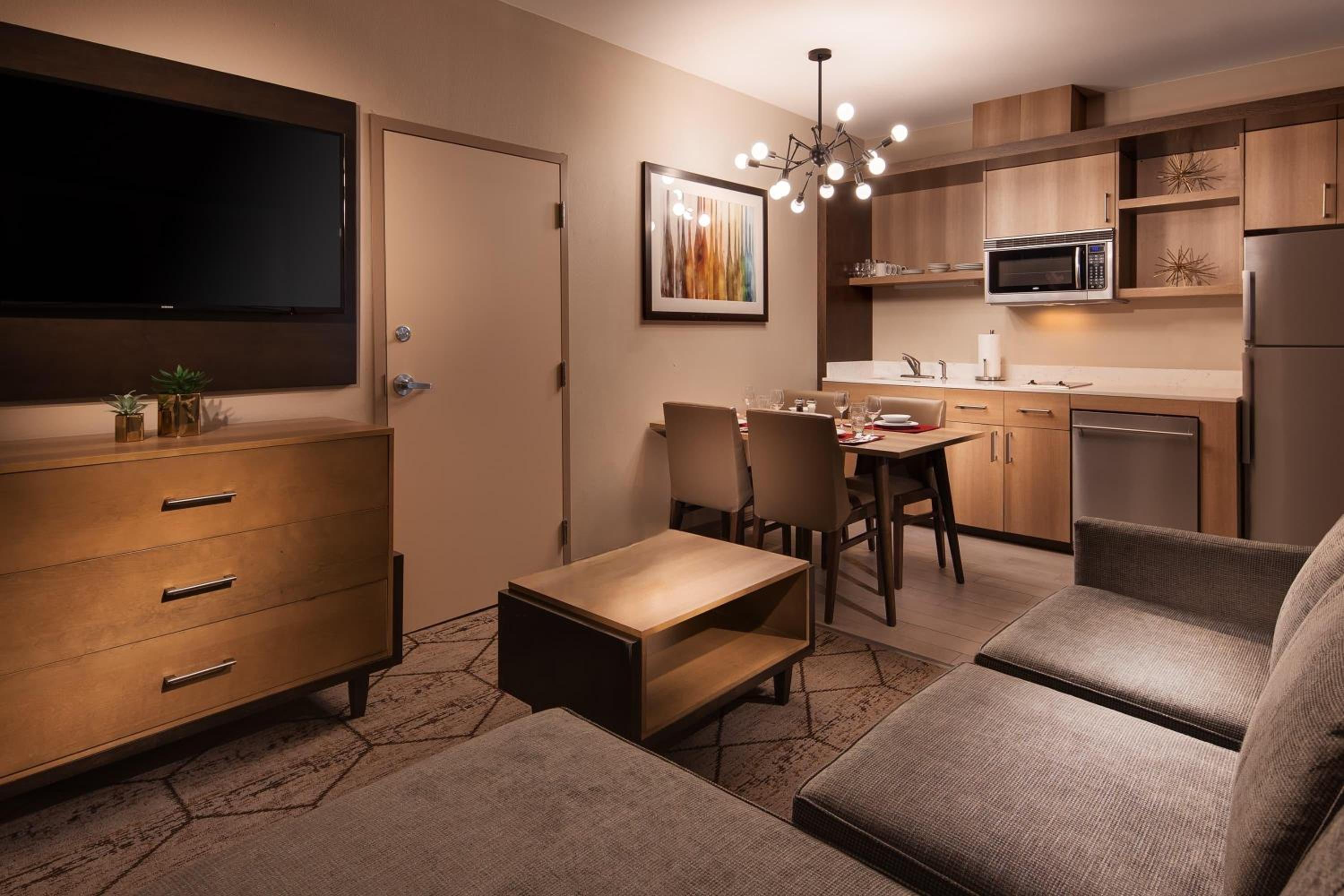 King Suite with Living Room - Non-Smoking photo 3