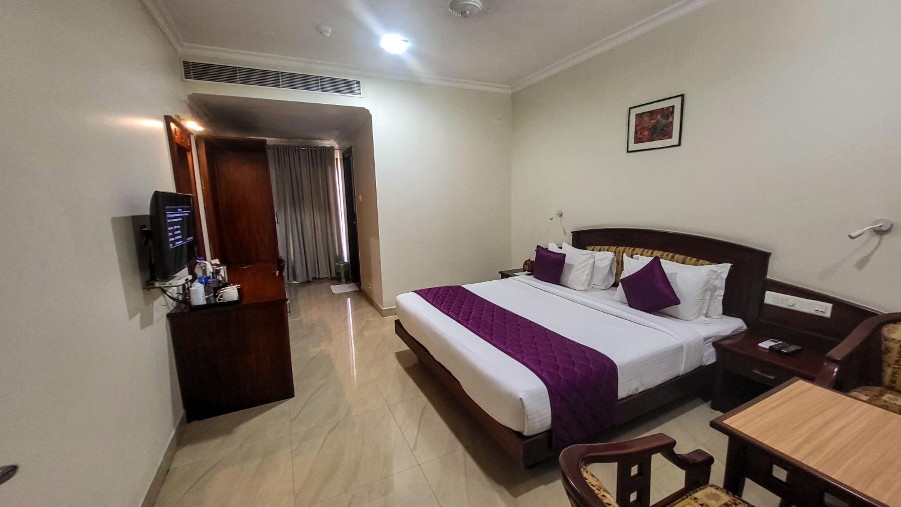 Deluxe King Room photo 2