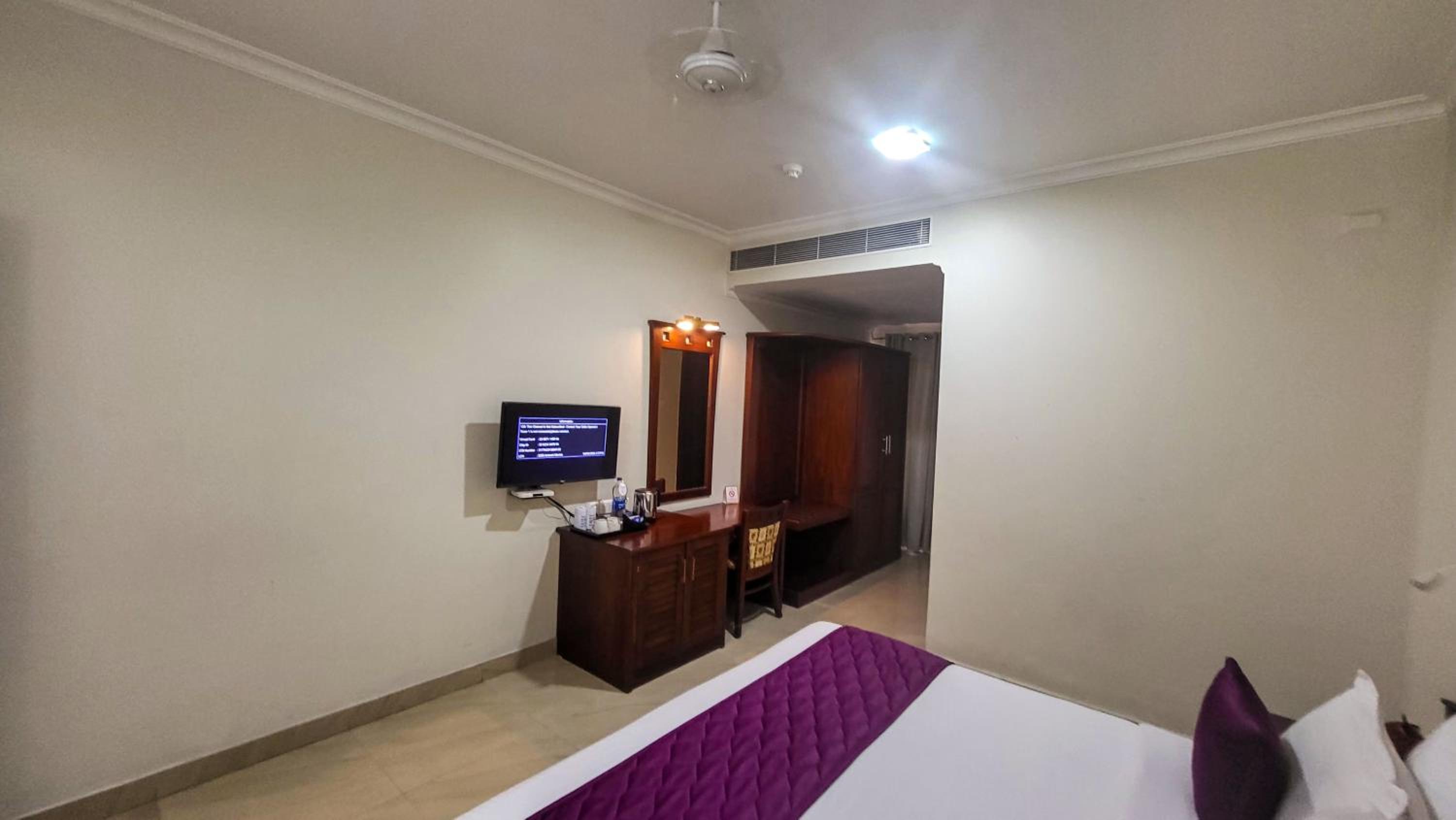 Deluxe King Room photo 3