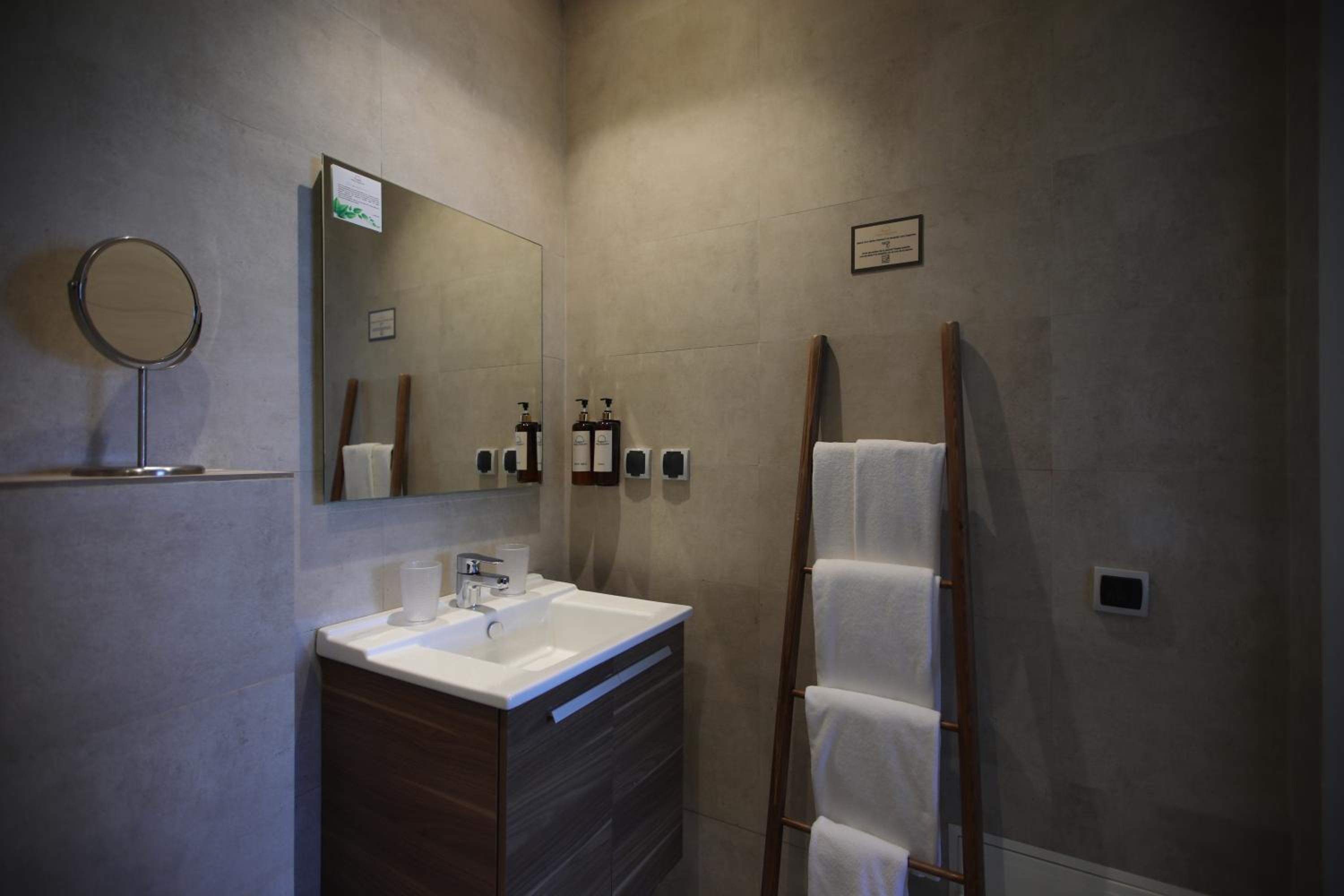 Deluxe Queen Room with Balcony - Non-Smoking - Photo 4