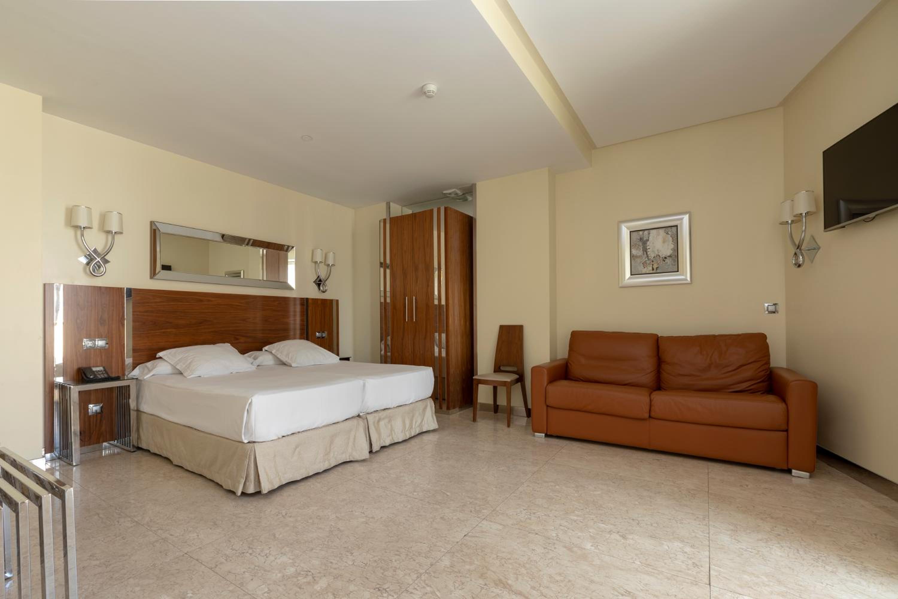 Standard Twin Room with Sofa photo 2