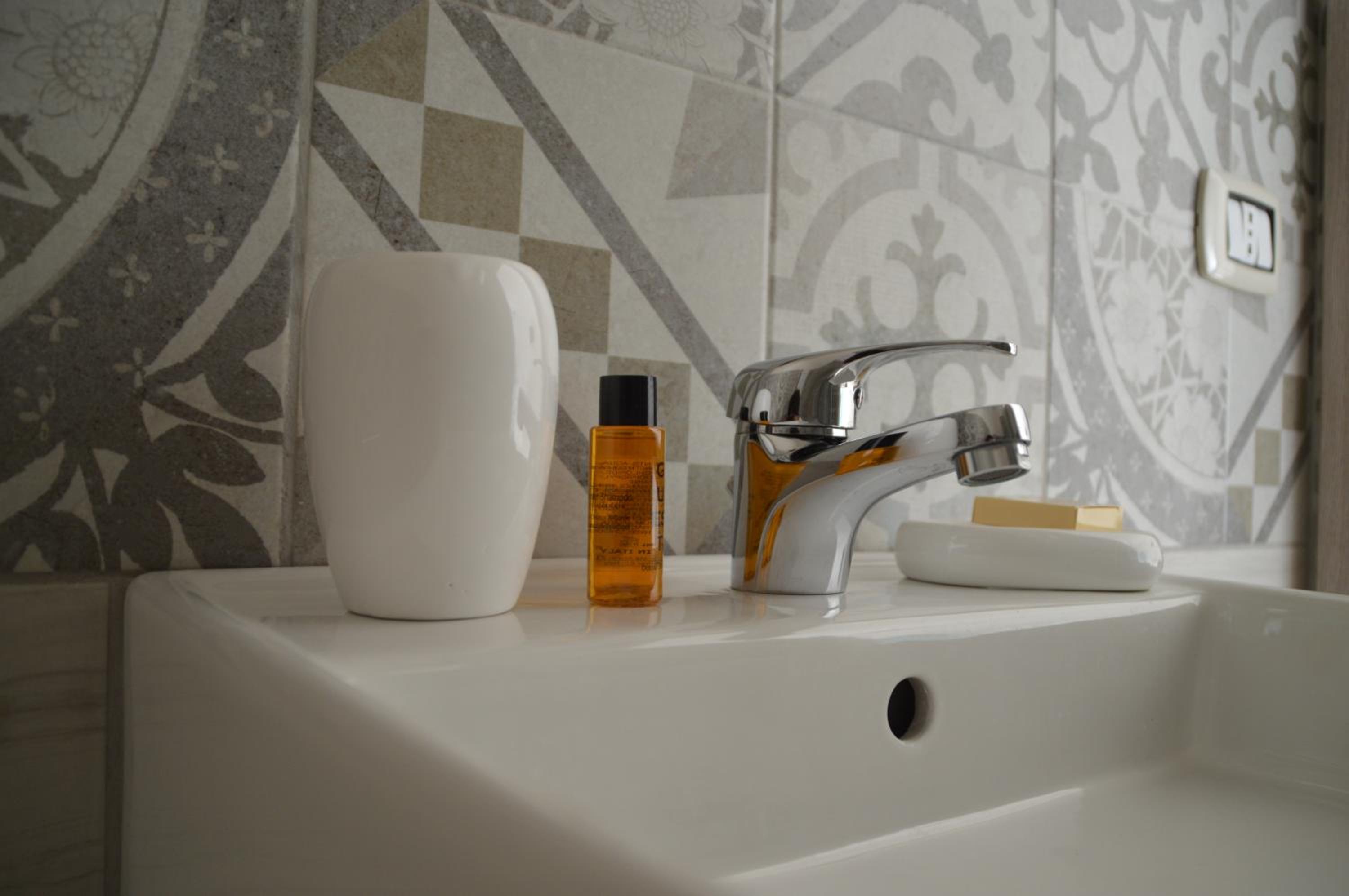 Triple Room with Private Bathroom - Photo 5