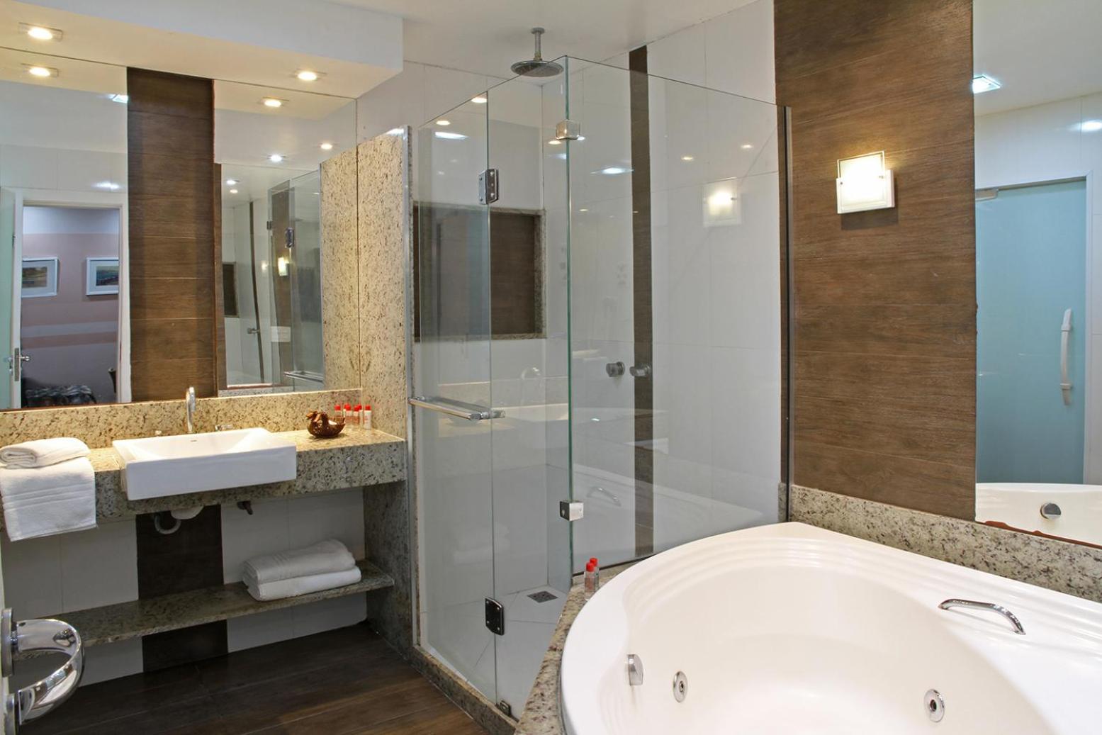 Suite with Hot Tub photo 2