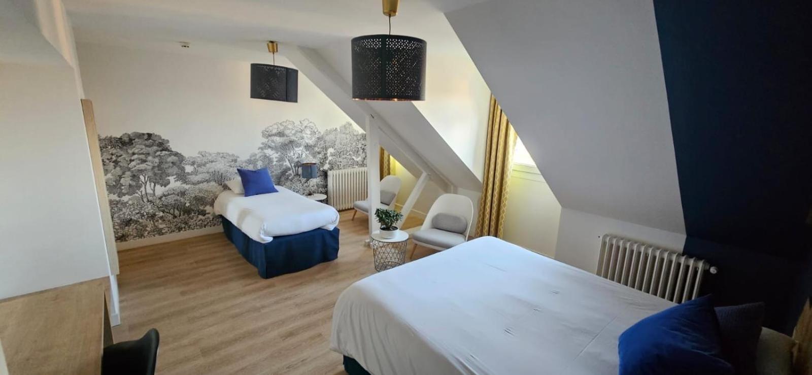 Family Room with Queen Bed and Single Bed - Shower Only/Non-Smoking