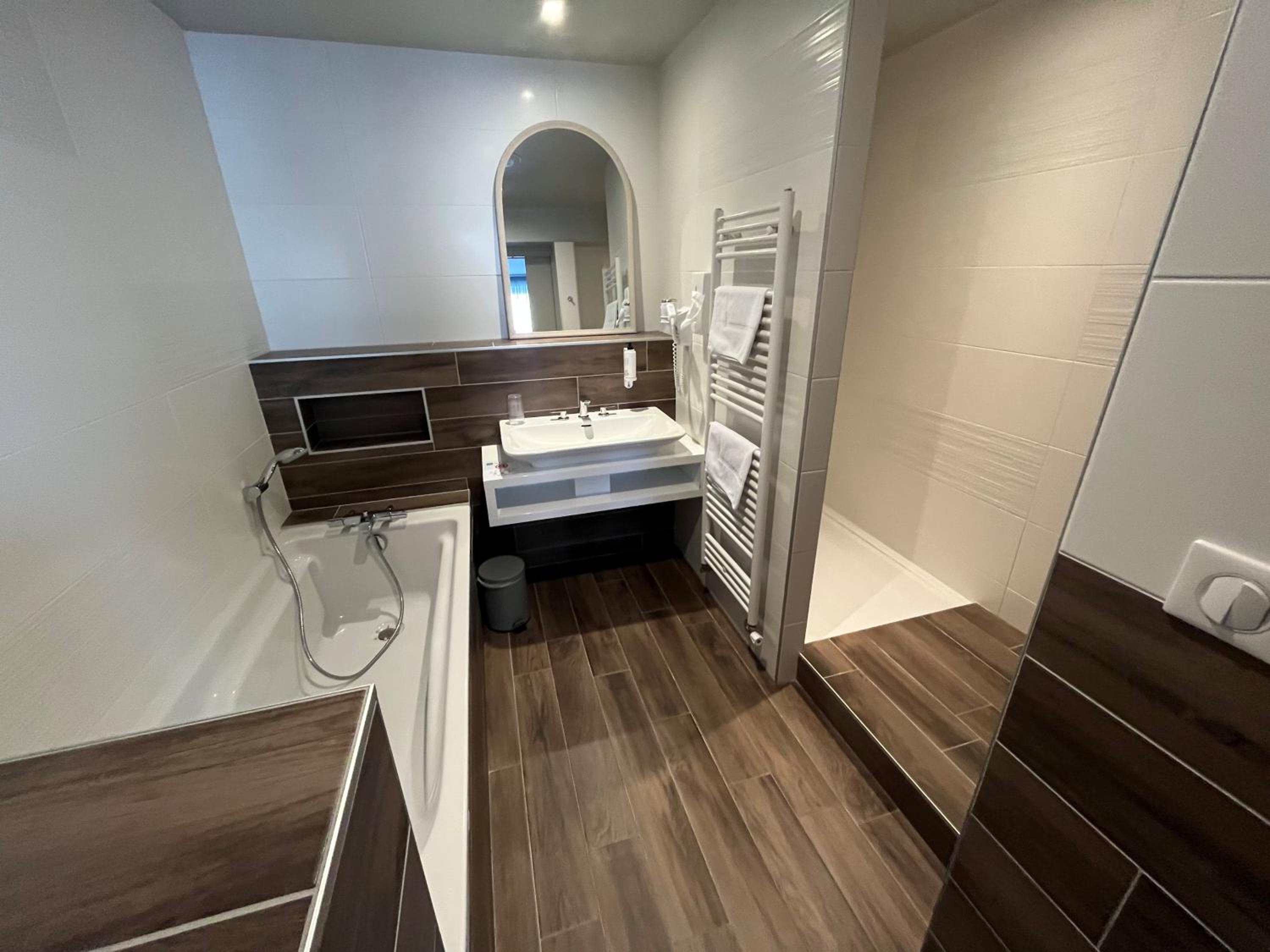 Junior King Suite with Bath Tub and Shower - Church View/Non-Smoking - Photo 2
