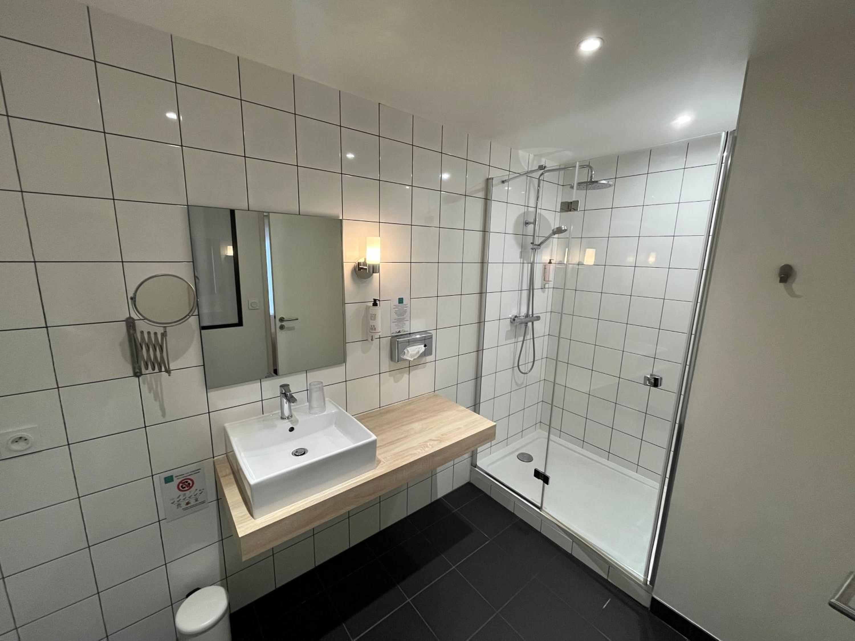 Privilege King Room with Shower Only - Non-Smoking - Photo 3