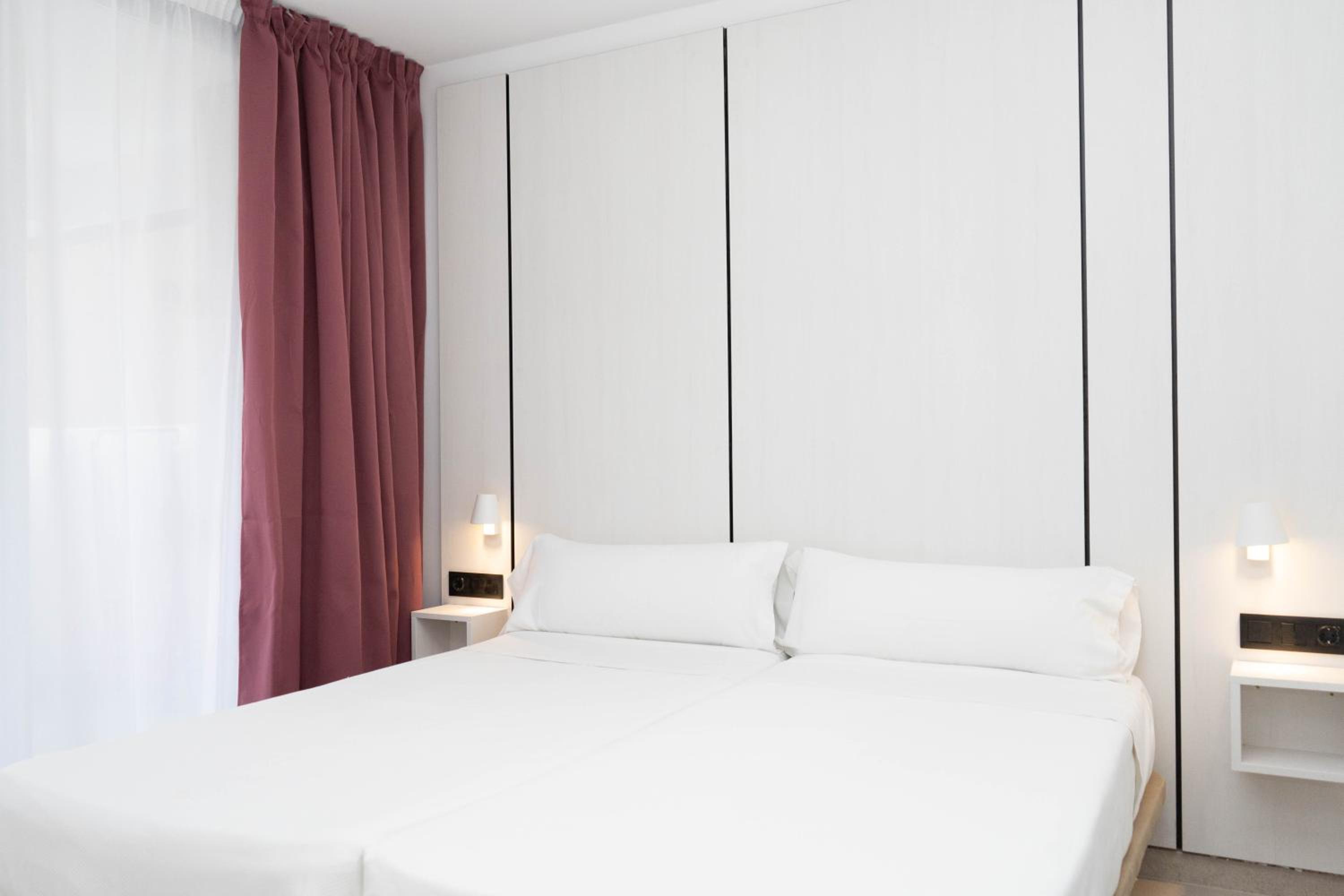 One-Bedroom Deluxe Apartment - Photo 3