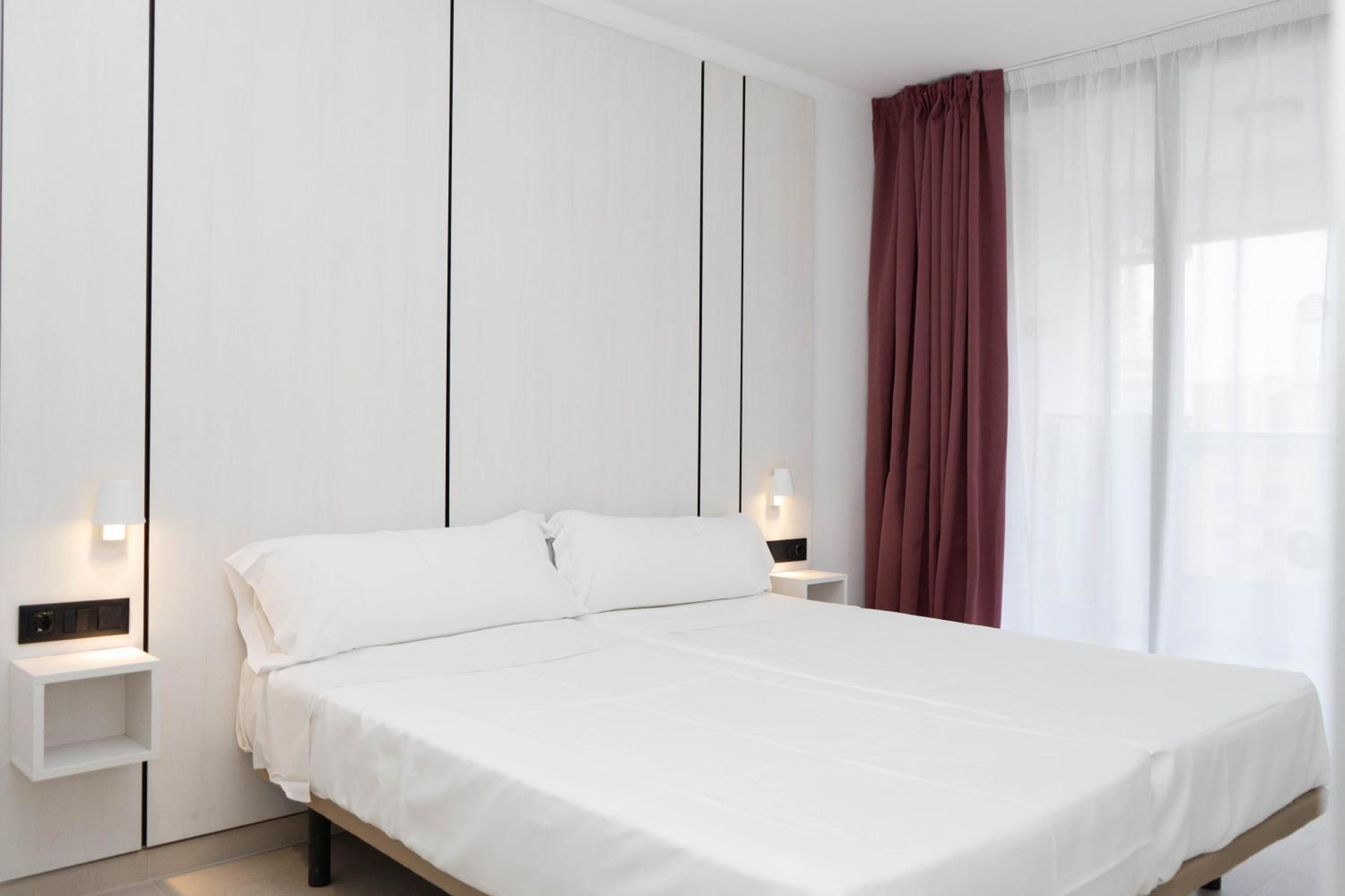 Two-Bedroom Deluxe Apartment - Photo 4