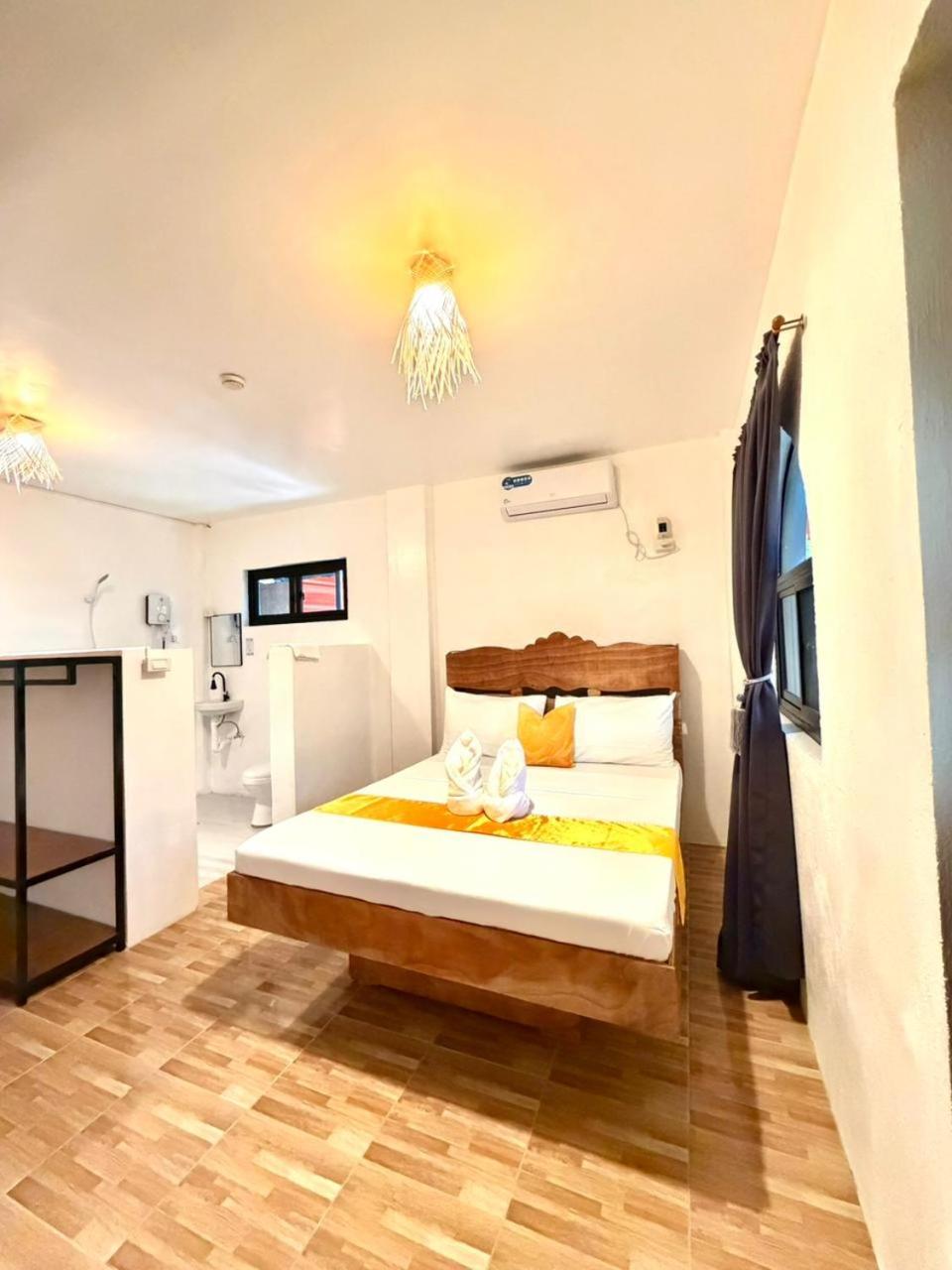 Queen Room with Pool View photo 2