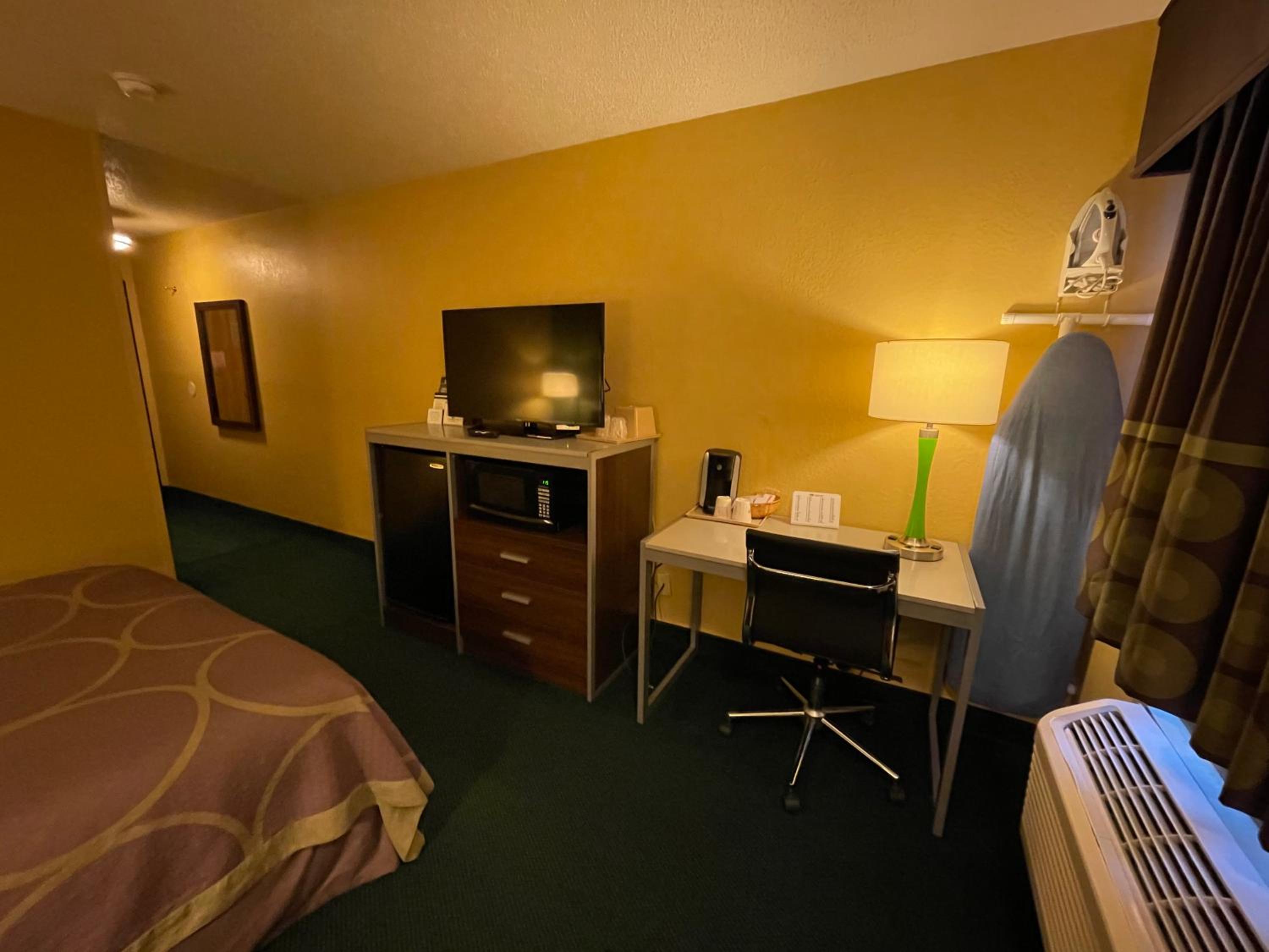 Queen Room - Non-Smoking - Photo 4