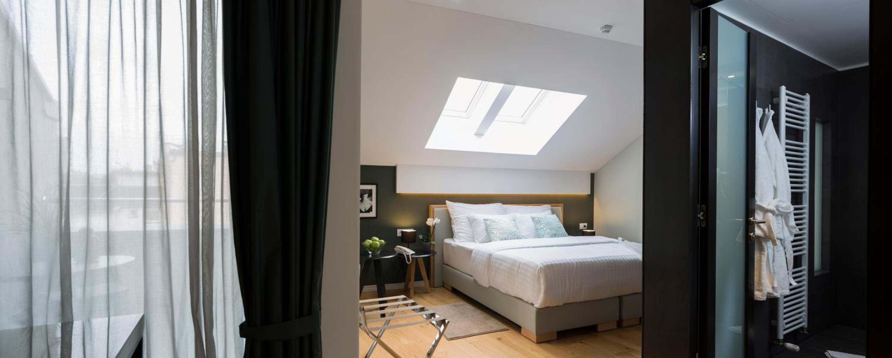 Deluxe Double Room with Balcony thumbnail 6