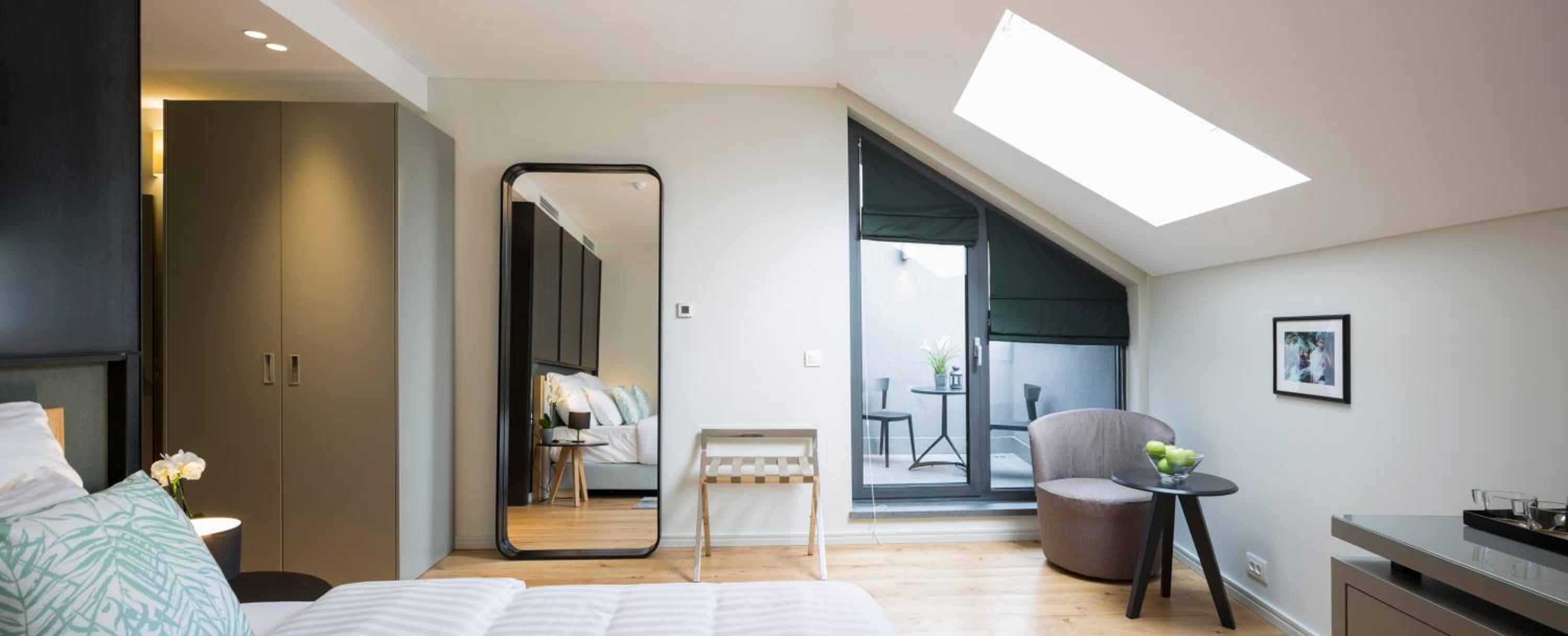 Deluxe Double Room with Balcony thumbnail 5
