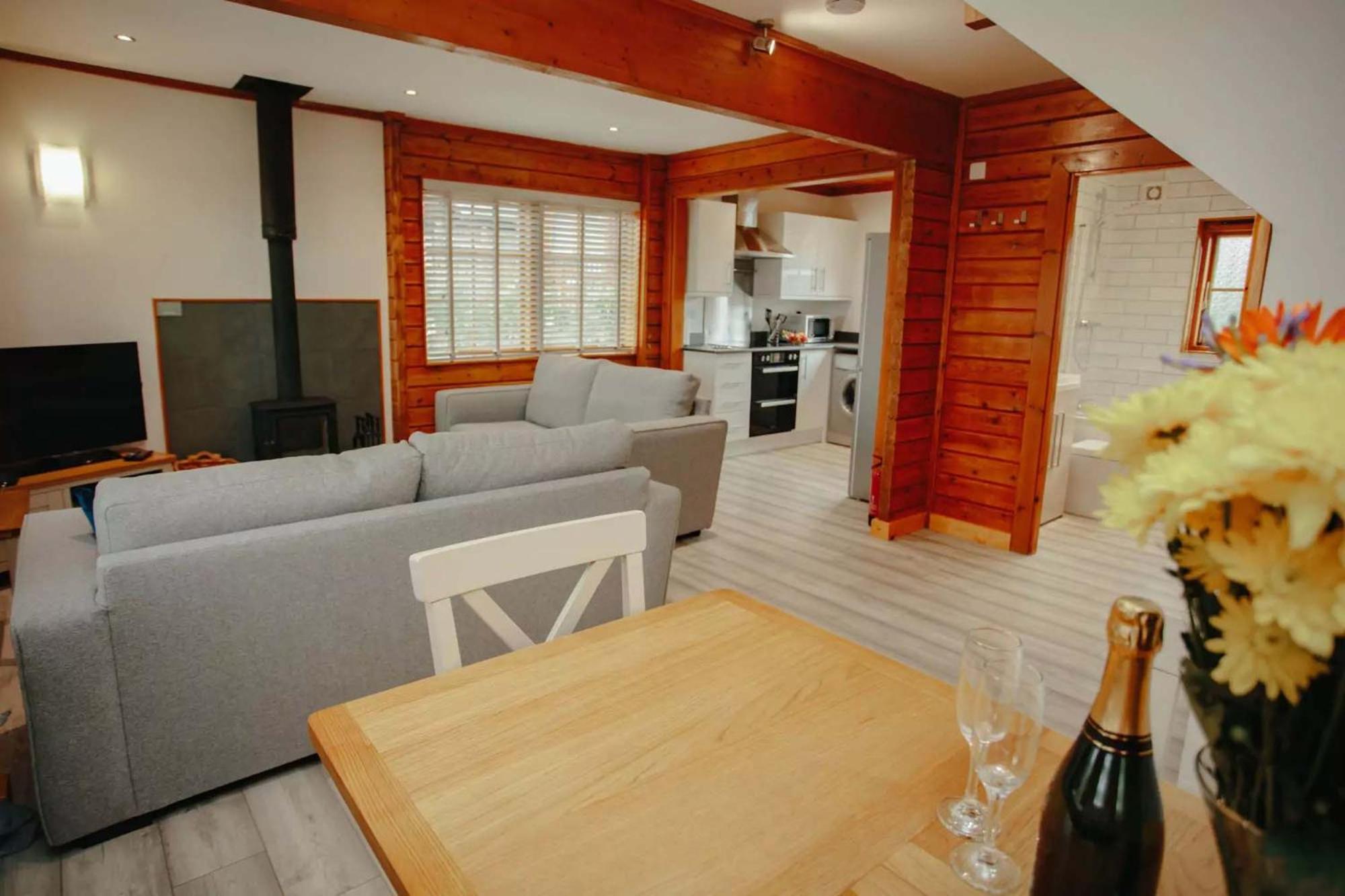 Senara 3 Bedroom Hot Tub Lodge – Dog Friendly
