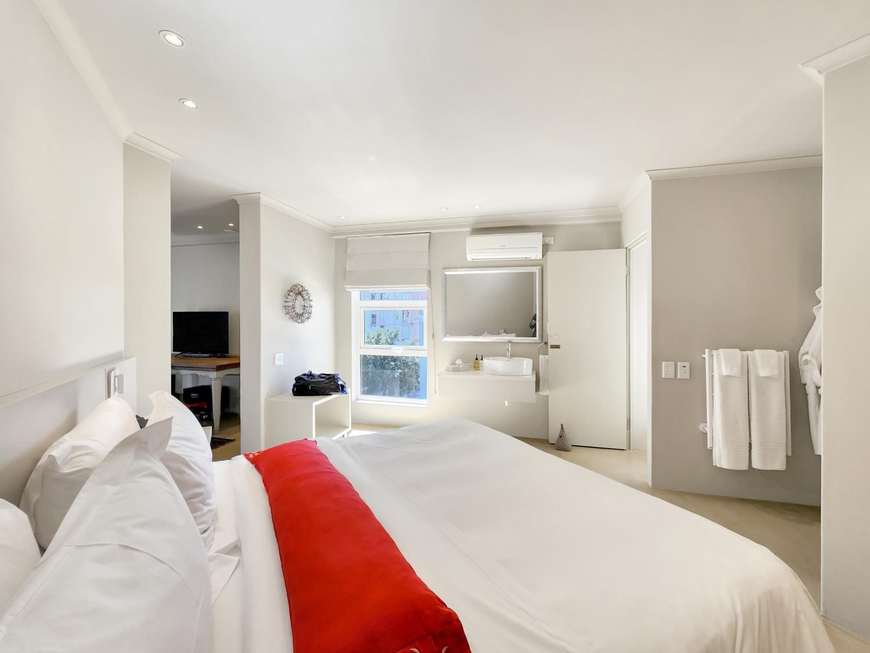  Deluxe Suite 303 / Kitchenette - Photo 2