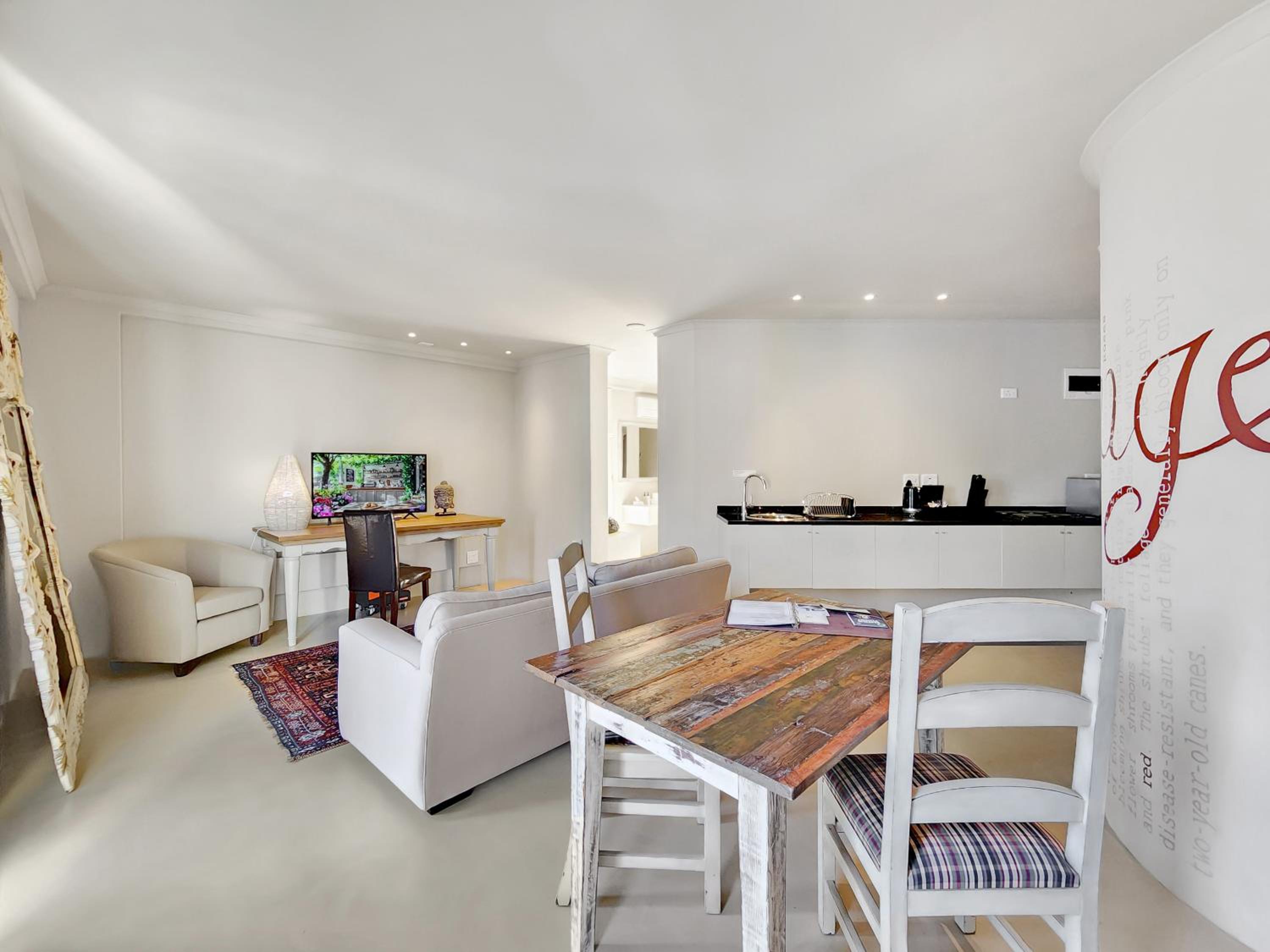  Deluxe Suite 303 / Kitchenette - Photo 6