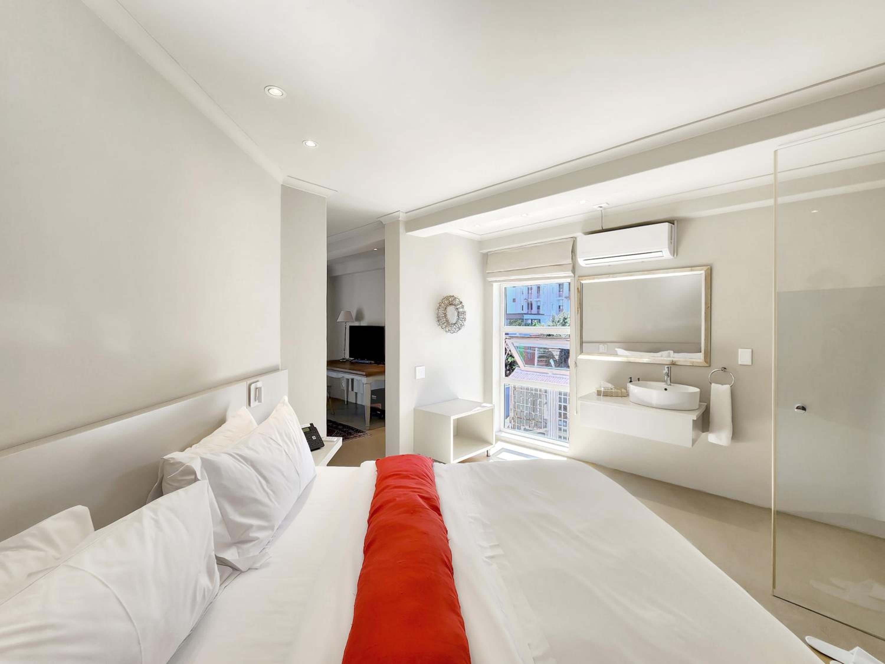 Deluxe Suite 203 / Kitchenette photo 2