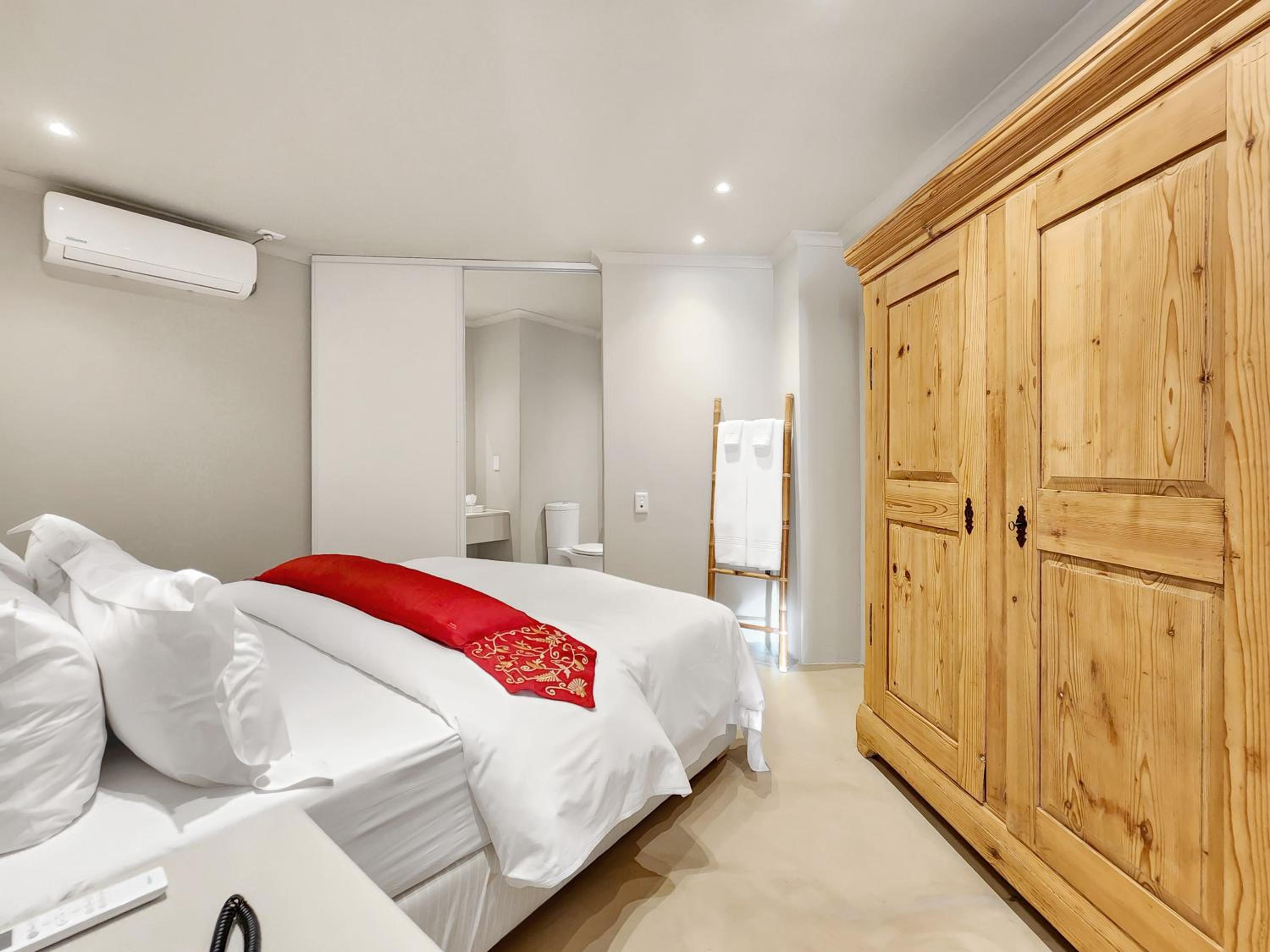 Deluxe Suite 301 / Kitchenette & Sleeper - Photo 5