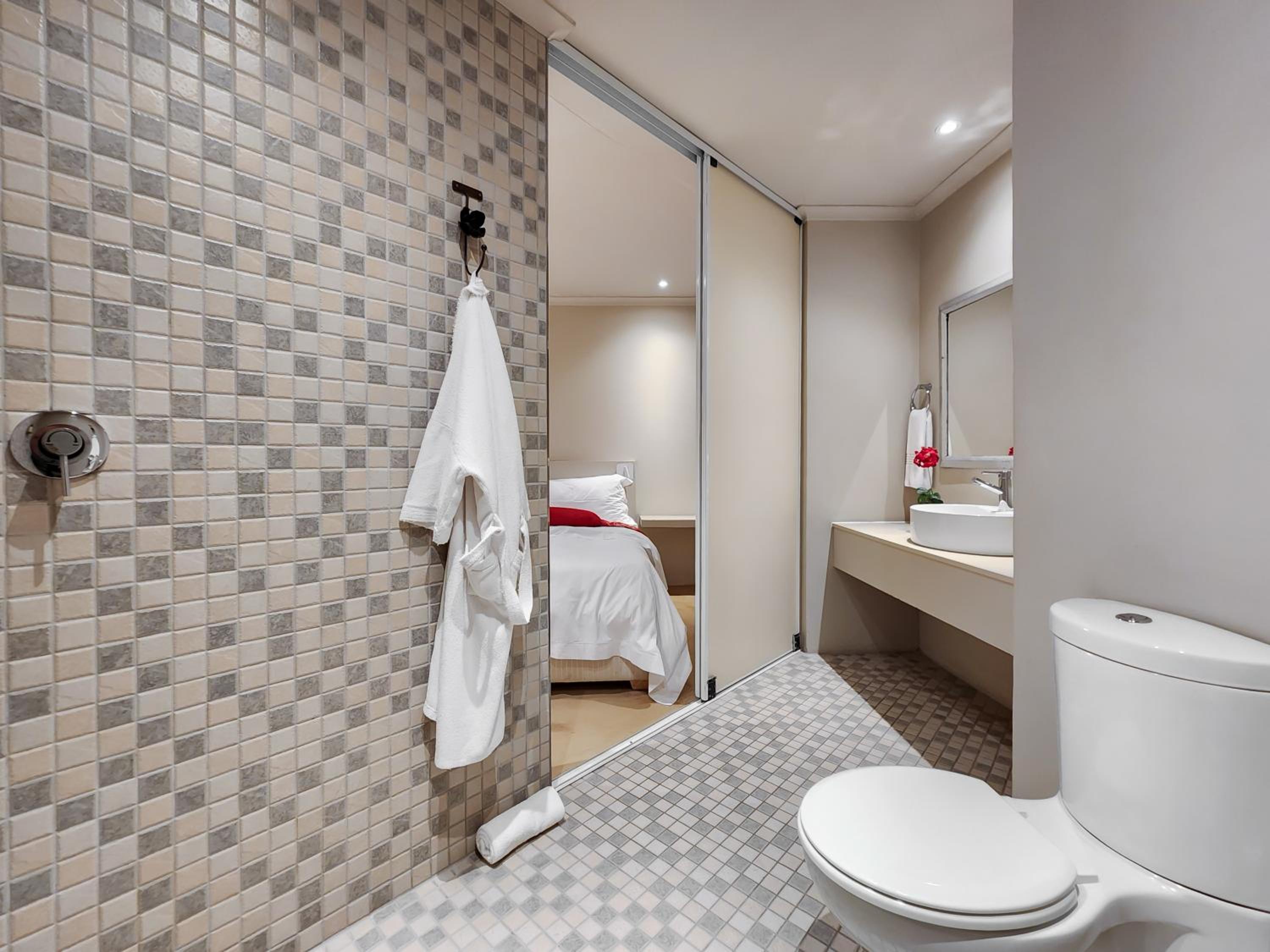 Deluxe Suite 301 / Kitchenette & Sleeper - Photo 7
