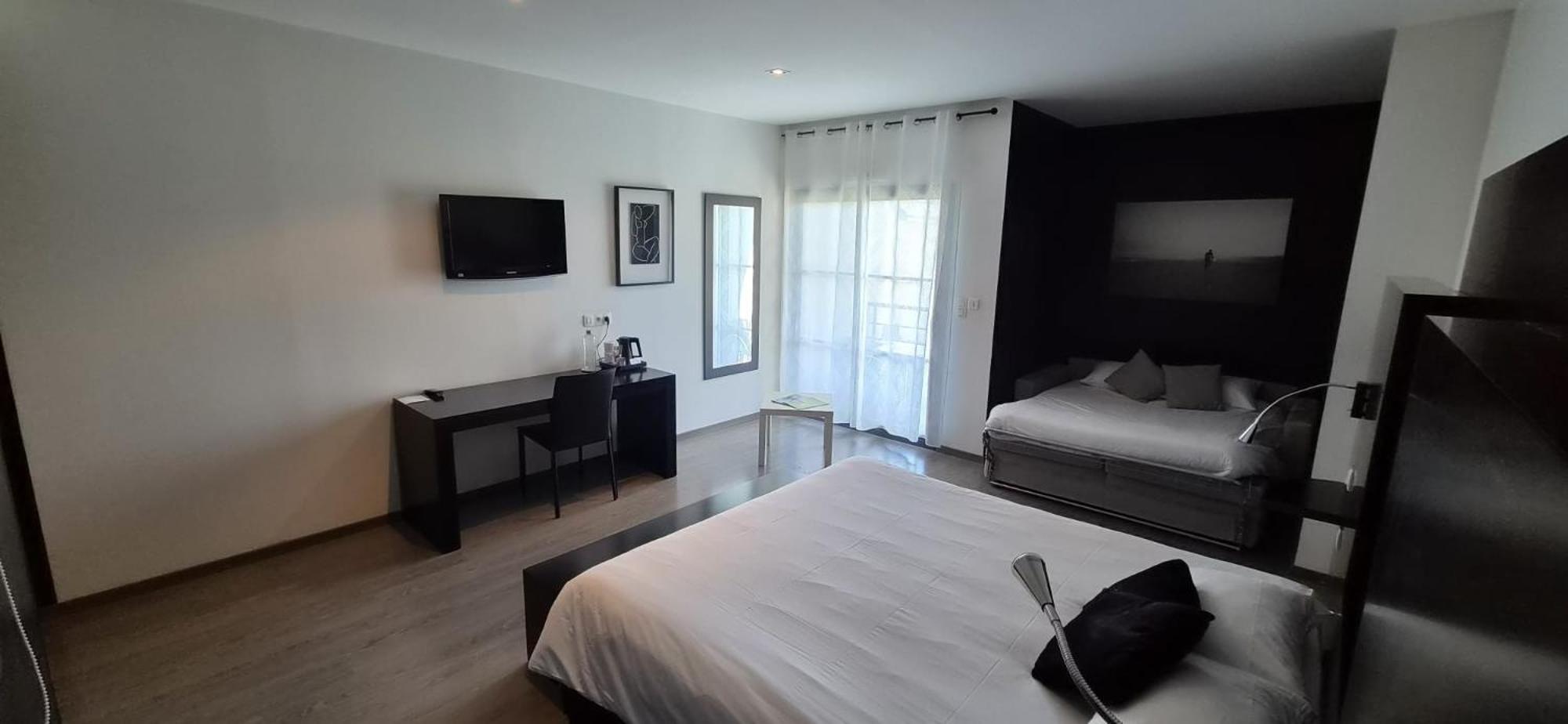 Family Room with King Bed and Sofa Bed - Non-Smoking - Photo 2
