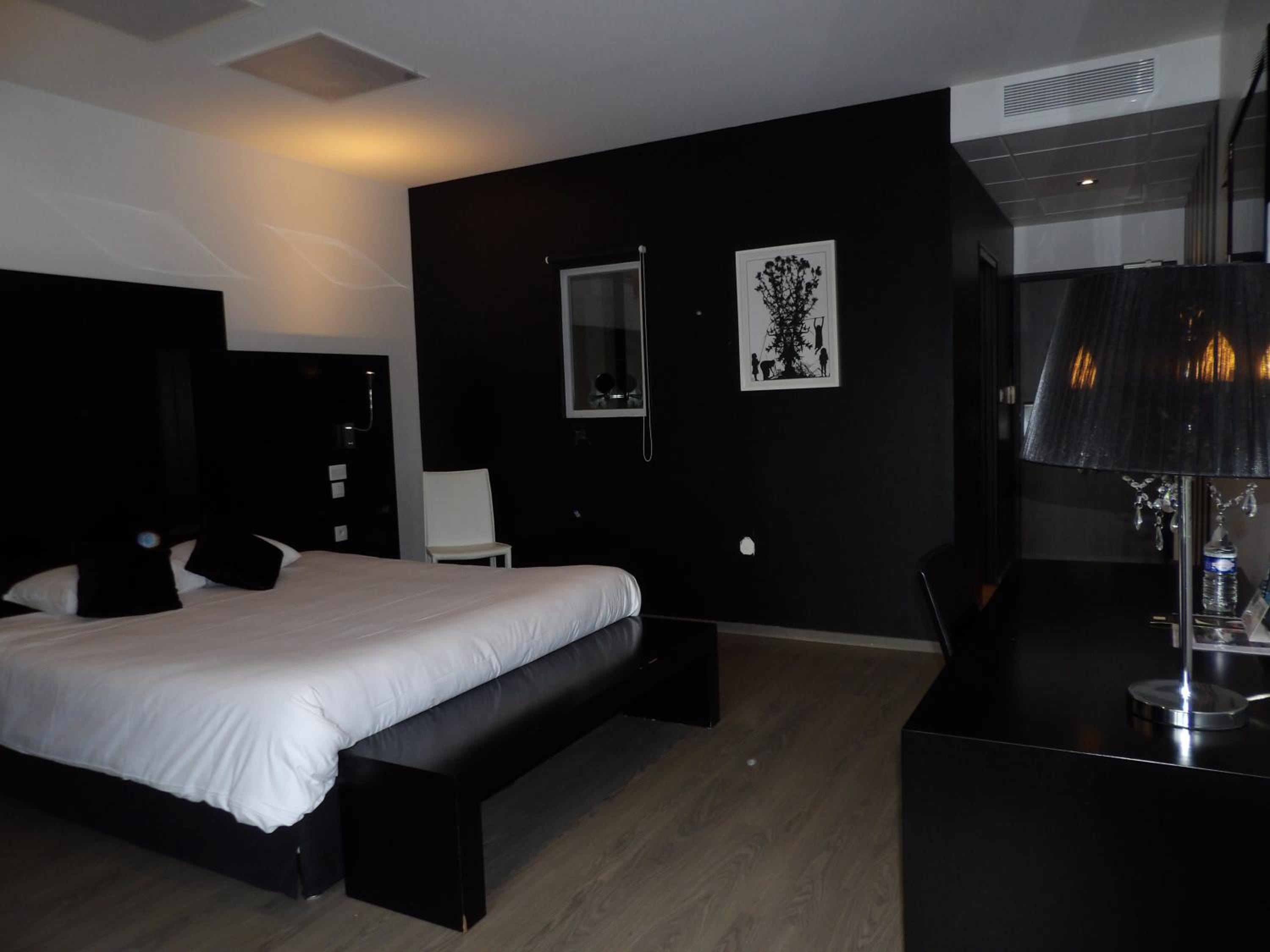 Family Room with King Bed and Sofa Bed - Non-Smoking - Photo 3