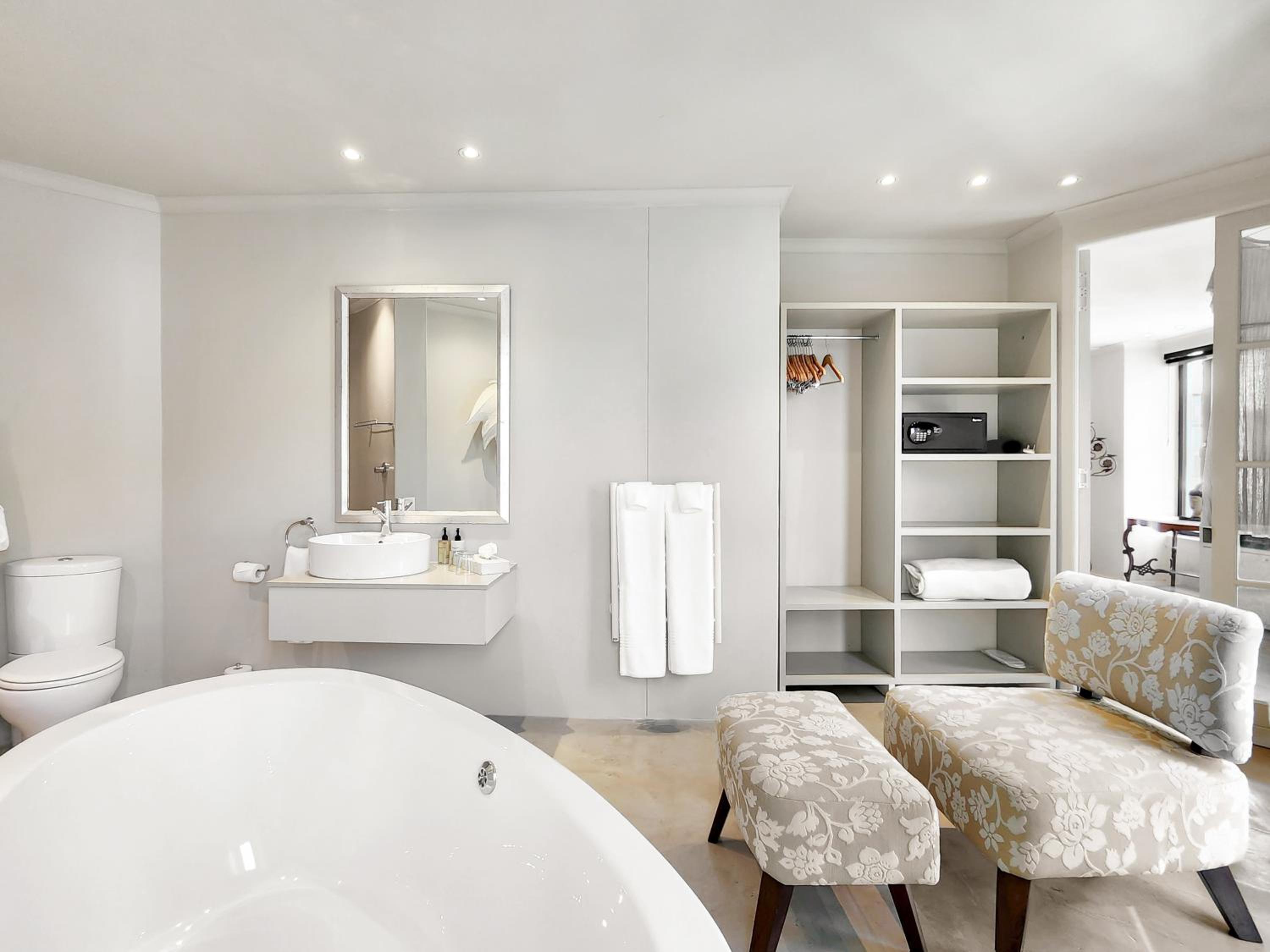 Deluxe Suite 302 / Bath & Rain Shower photo 3