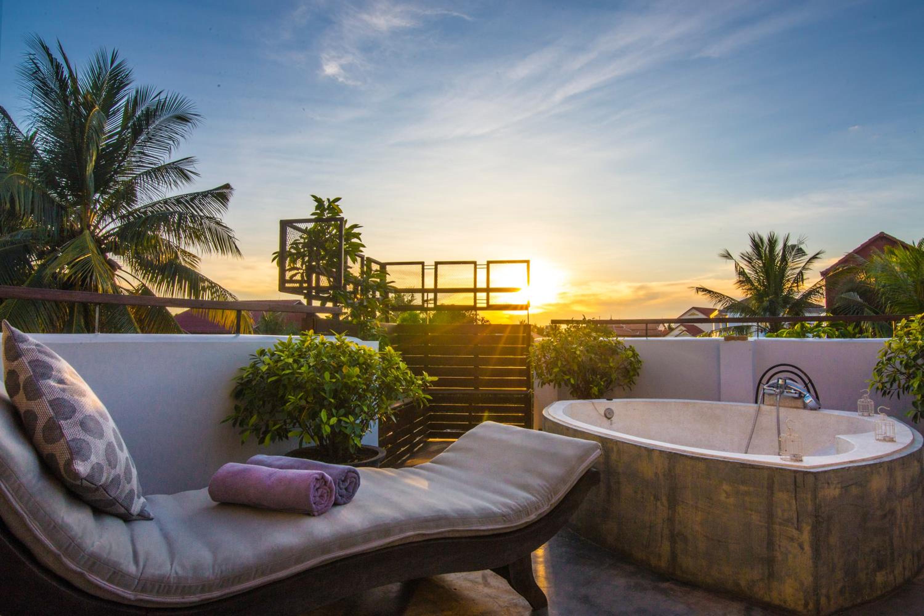Honeymoon Suite With Outdoor Bathtub photo 3
