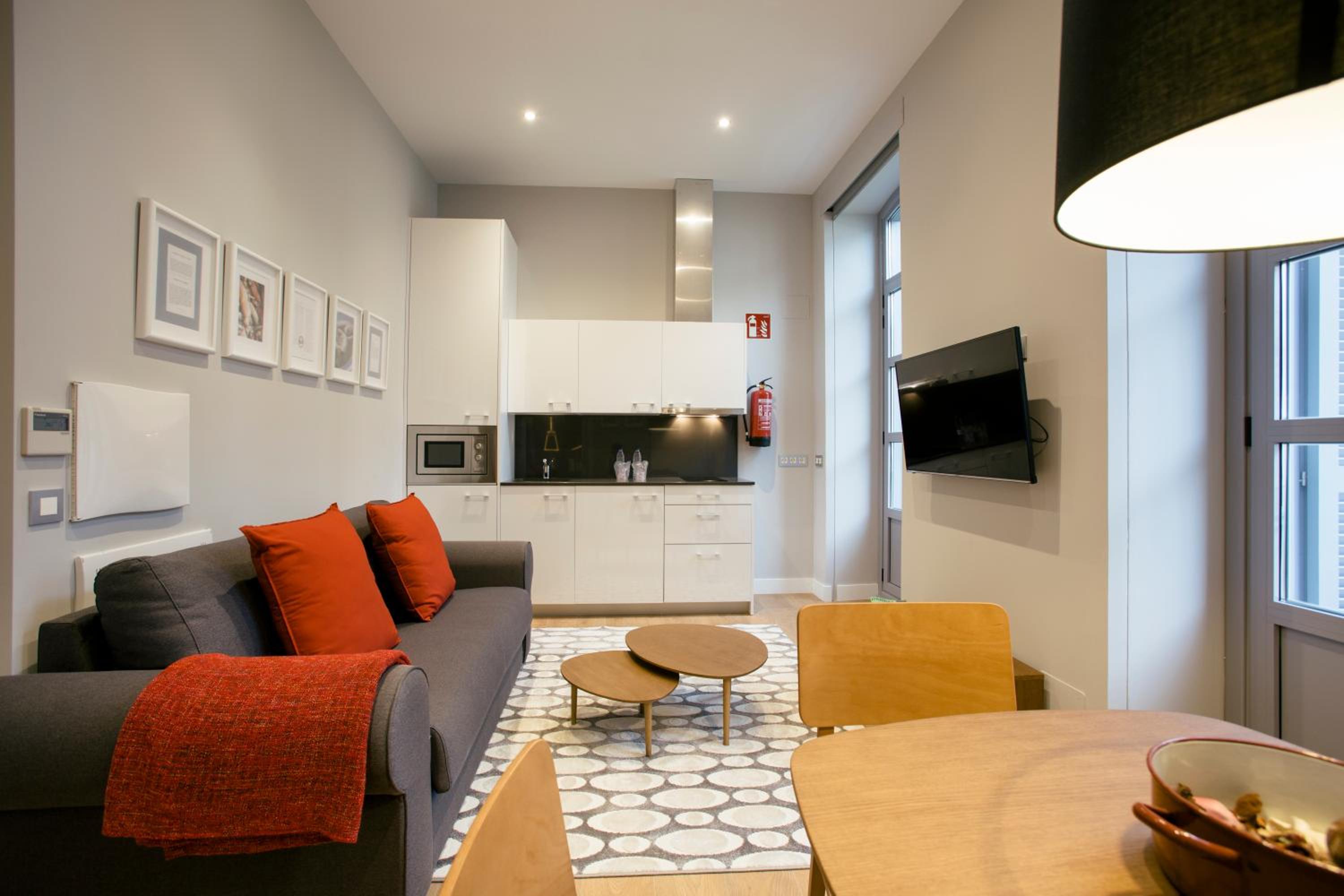 One-Bedroom Apartment with City View photo 2