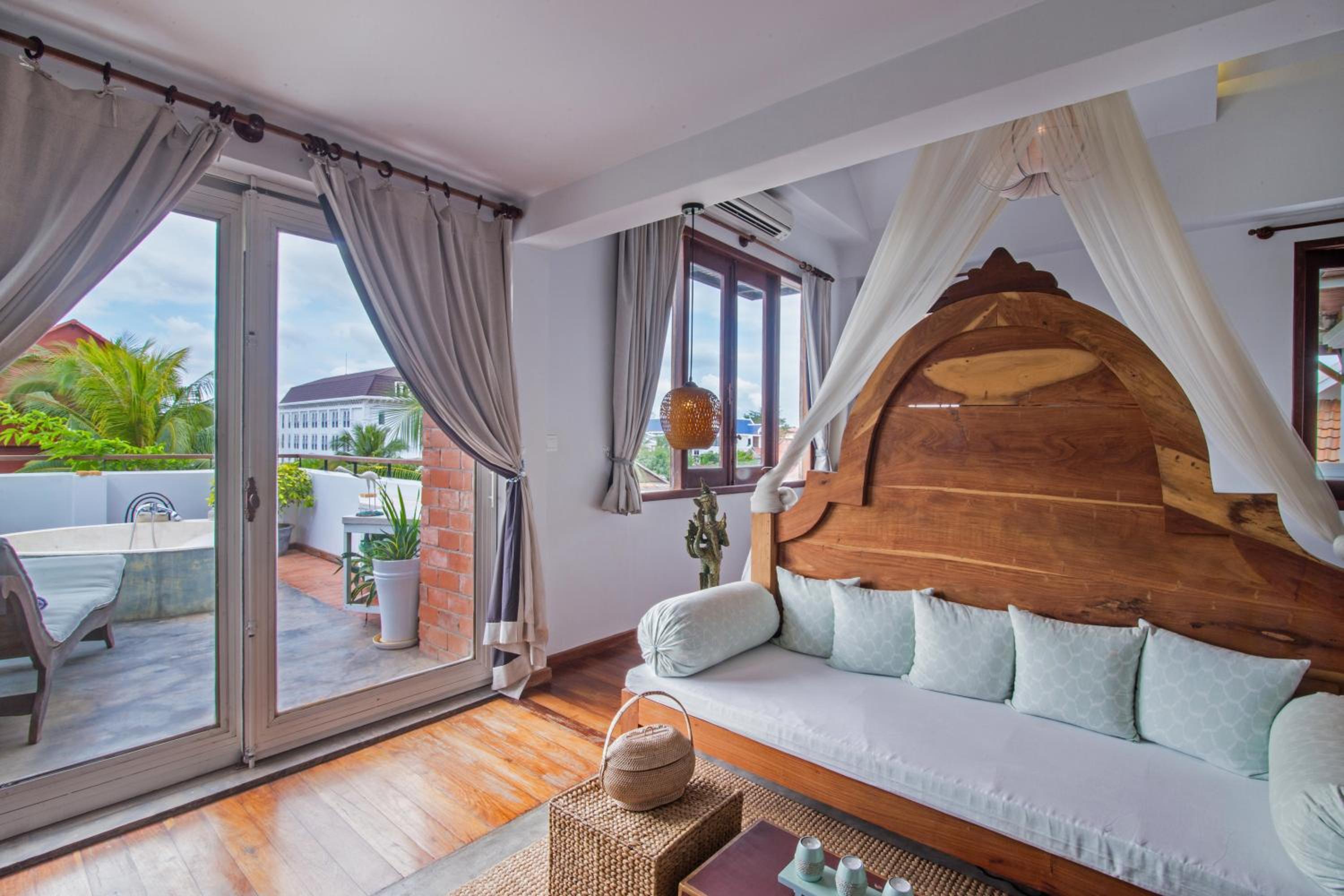 Honeymoon Suite With Outdoor Bathtub photo 2