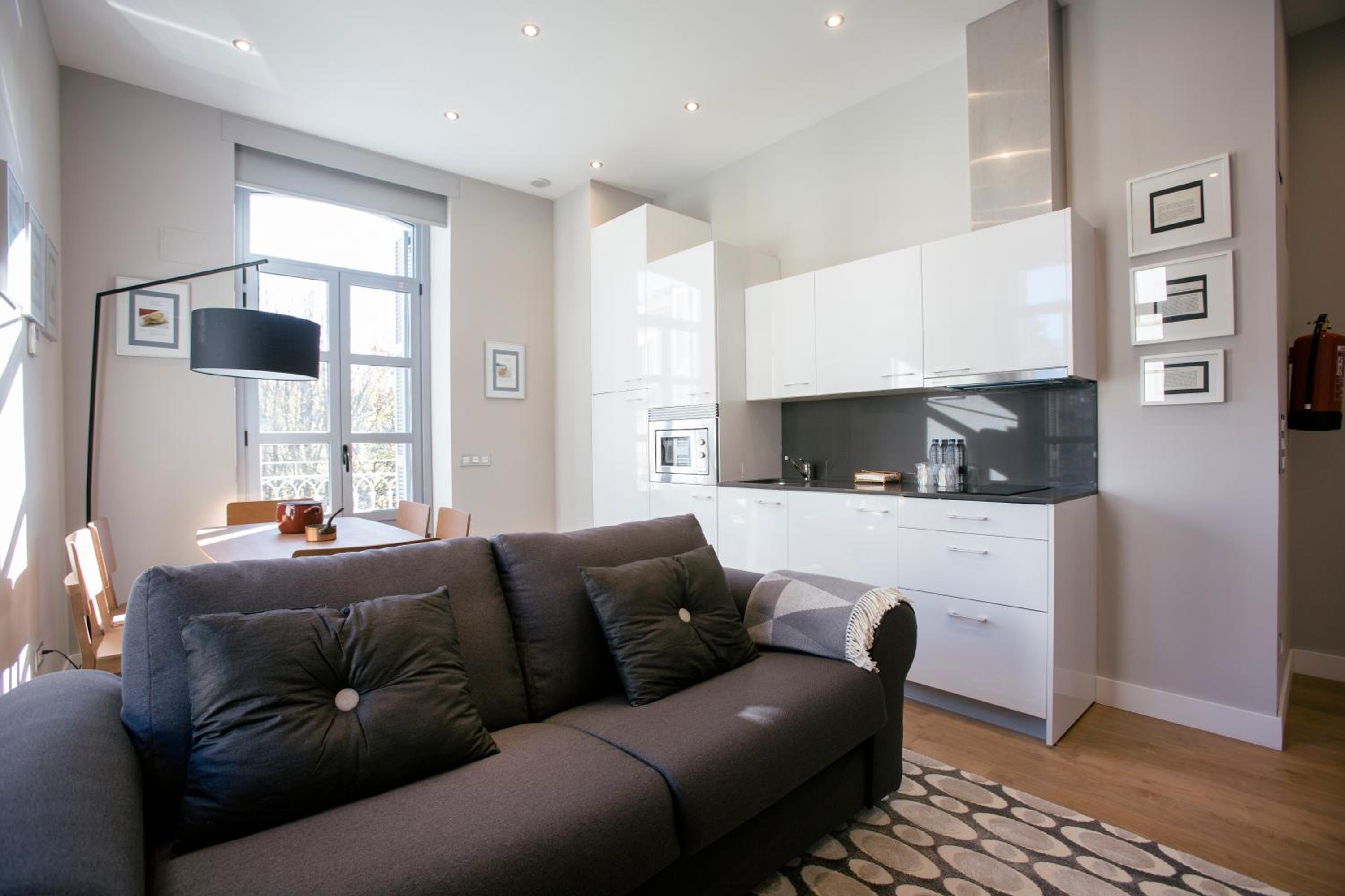 Apartamento de tres habitaciones con balcón