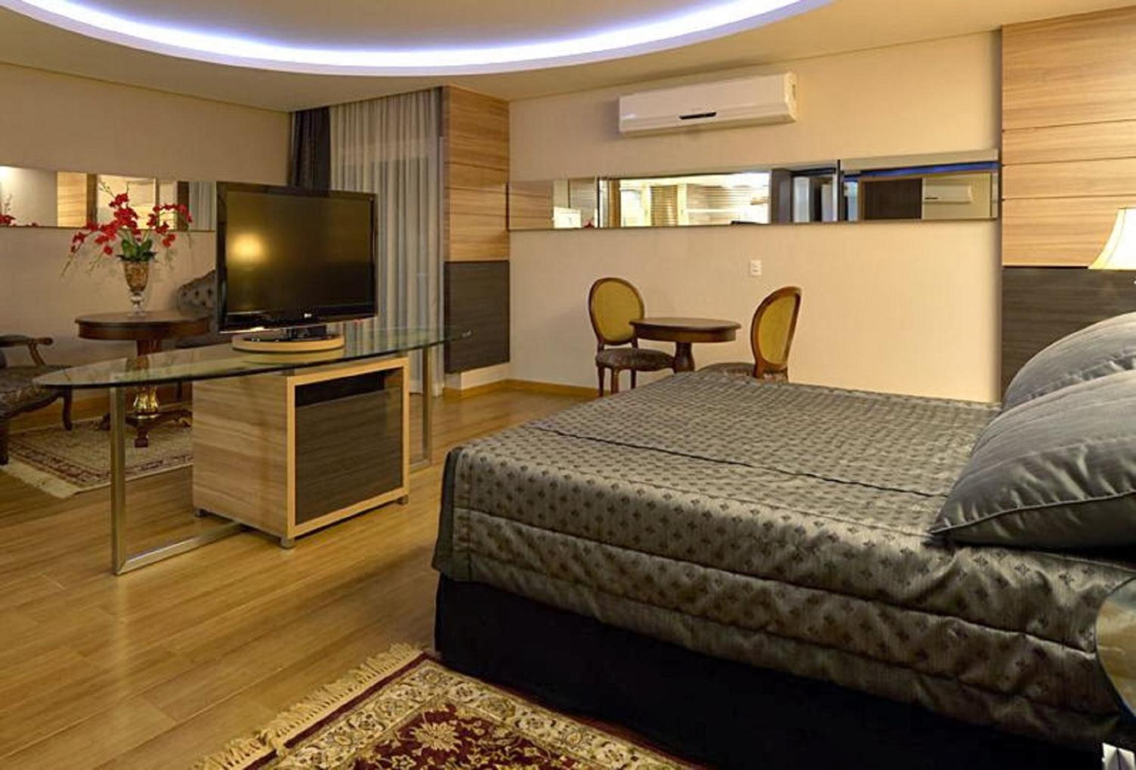 Premium Suite - Photo 1