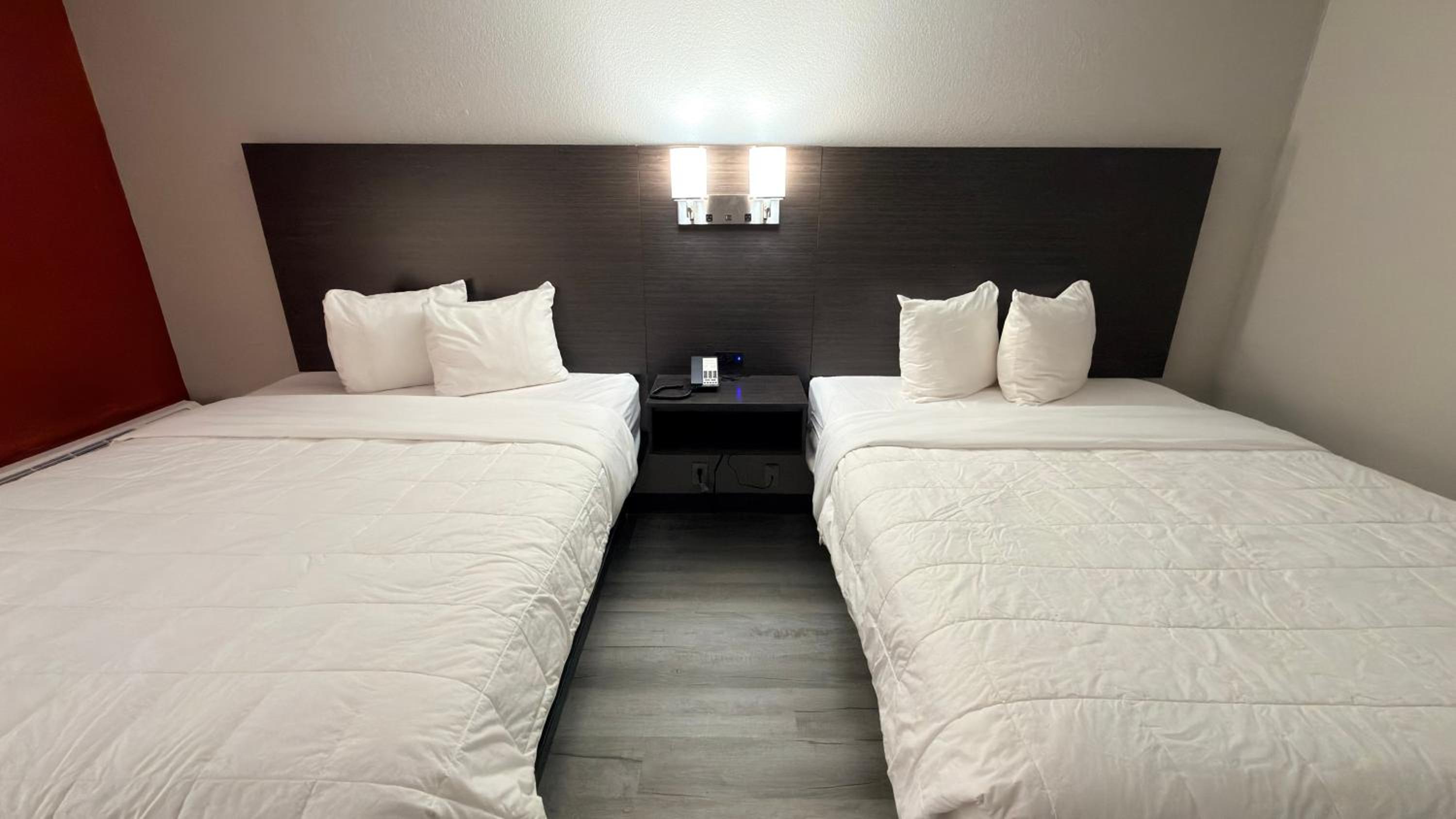 Queen Room with Two Queen Beds - Non-Smoking photo 2