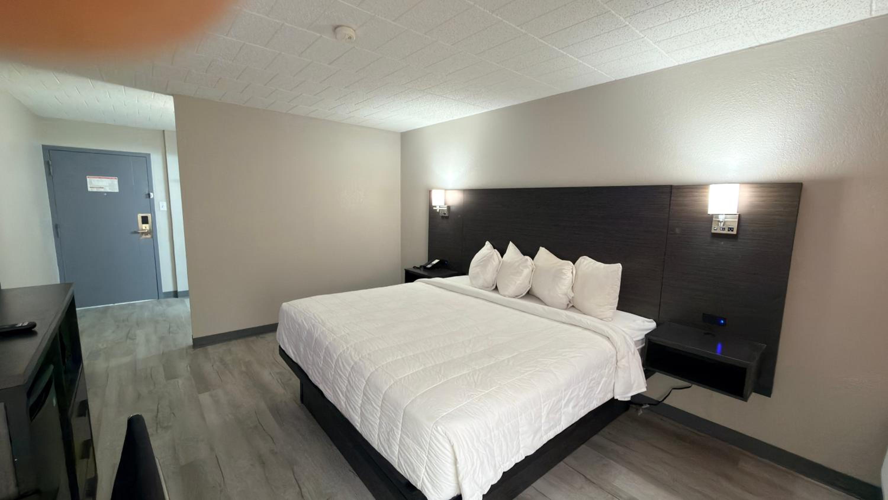 King Room with Roll-in Shower - Mobility Access/Non-Smoking photo 2
