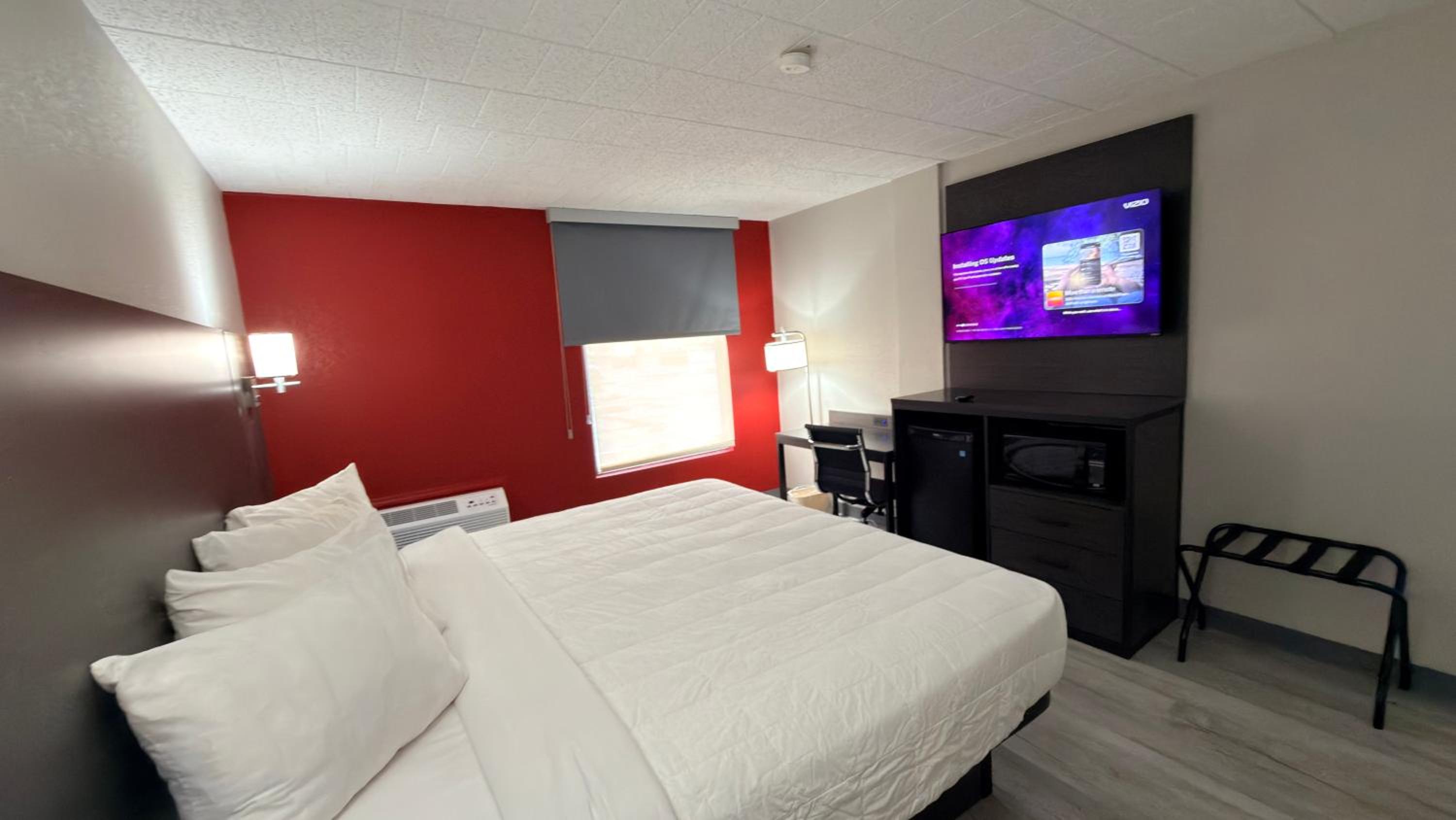 King Room with Roll-in Shower - Mobility Access/Non-Smoking photo 3