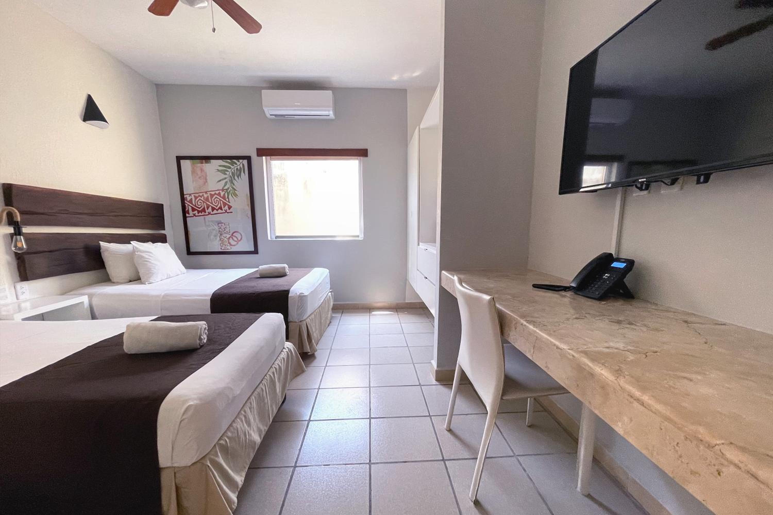 Family Room with One Queen Bed and Two Twin Beds - Non-Smoking photo 3