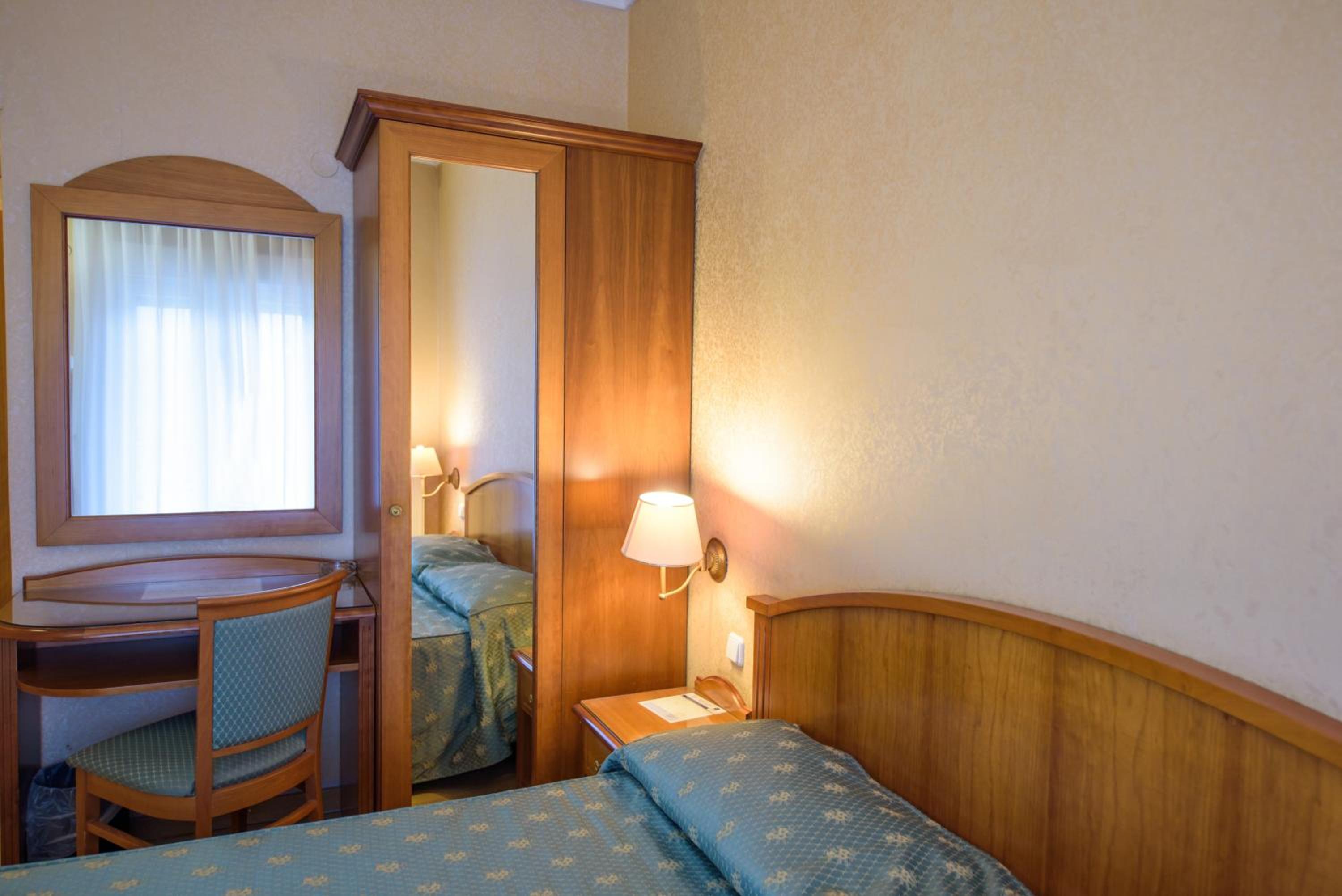 Double or Twin Room with Lake View photo 3