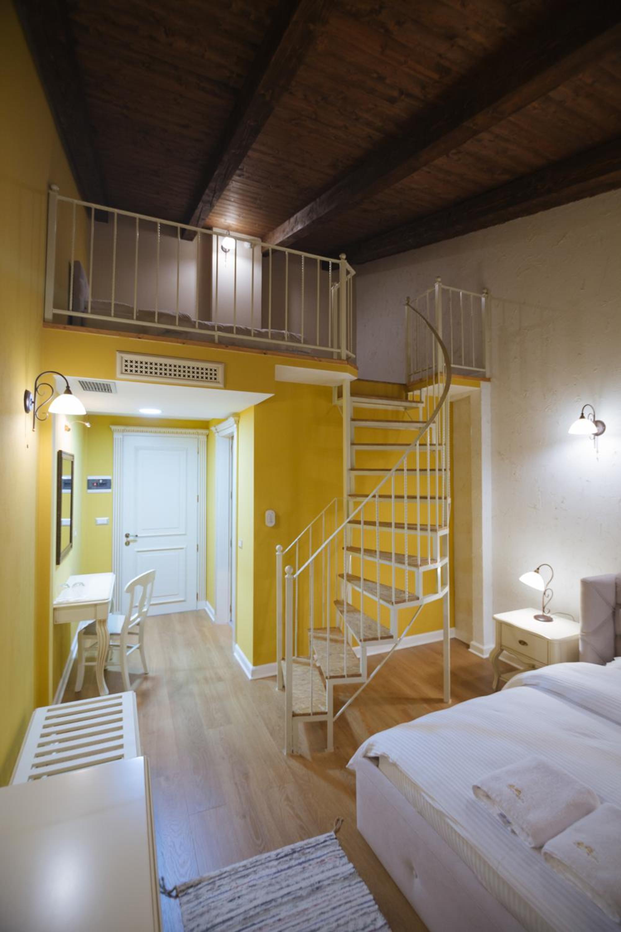 Deluxe Double Room (2 Adults + 1 Child) photo 2