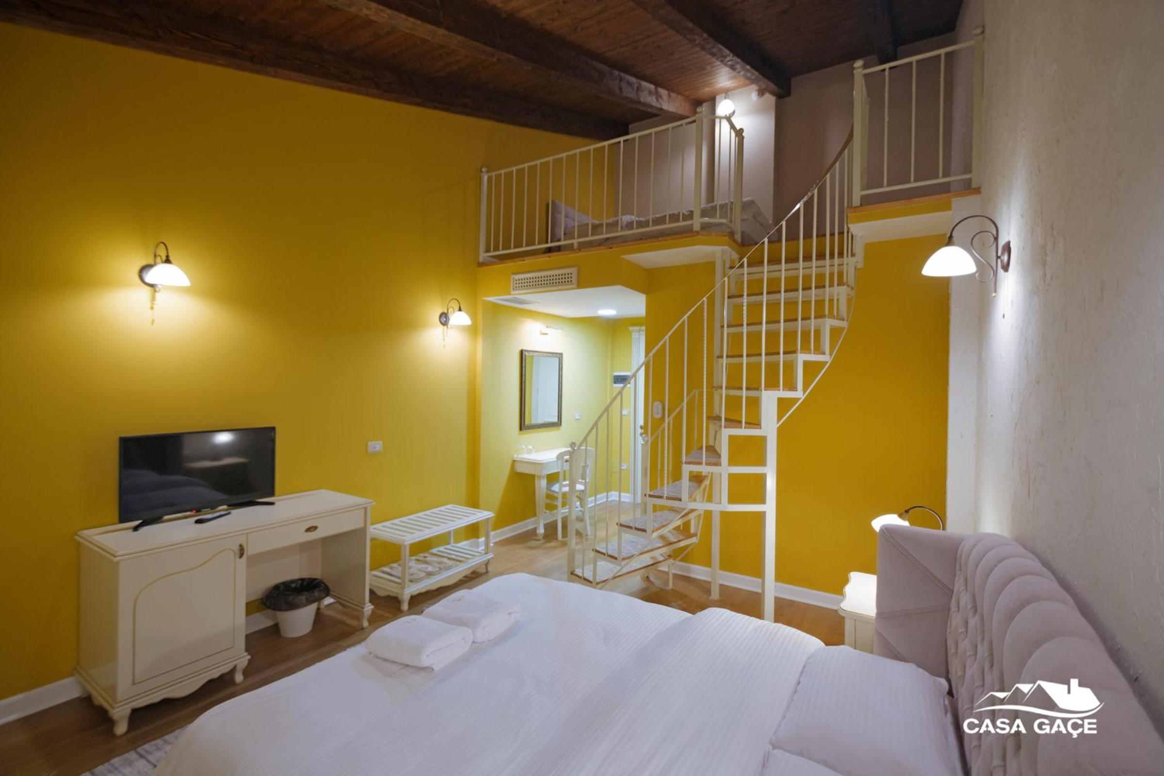 Deluxe Double Room (2 Adults + 1 Child) photo 3