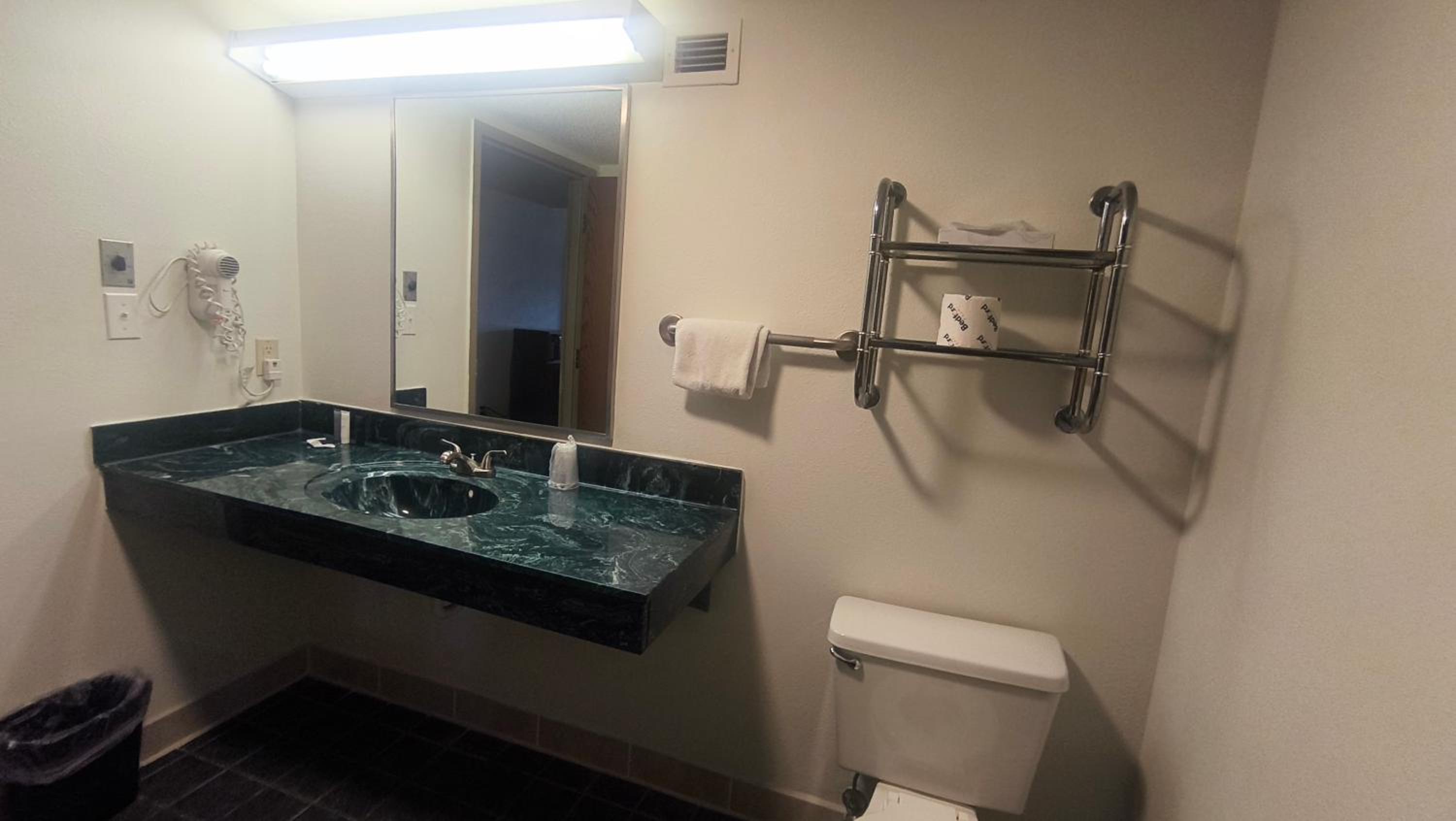 2 Queen Beds Non-Smoking with Whirlpool - Photo 4