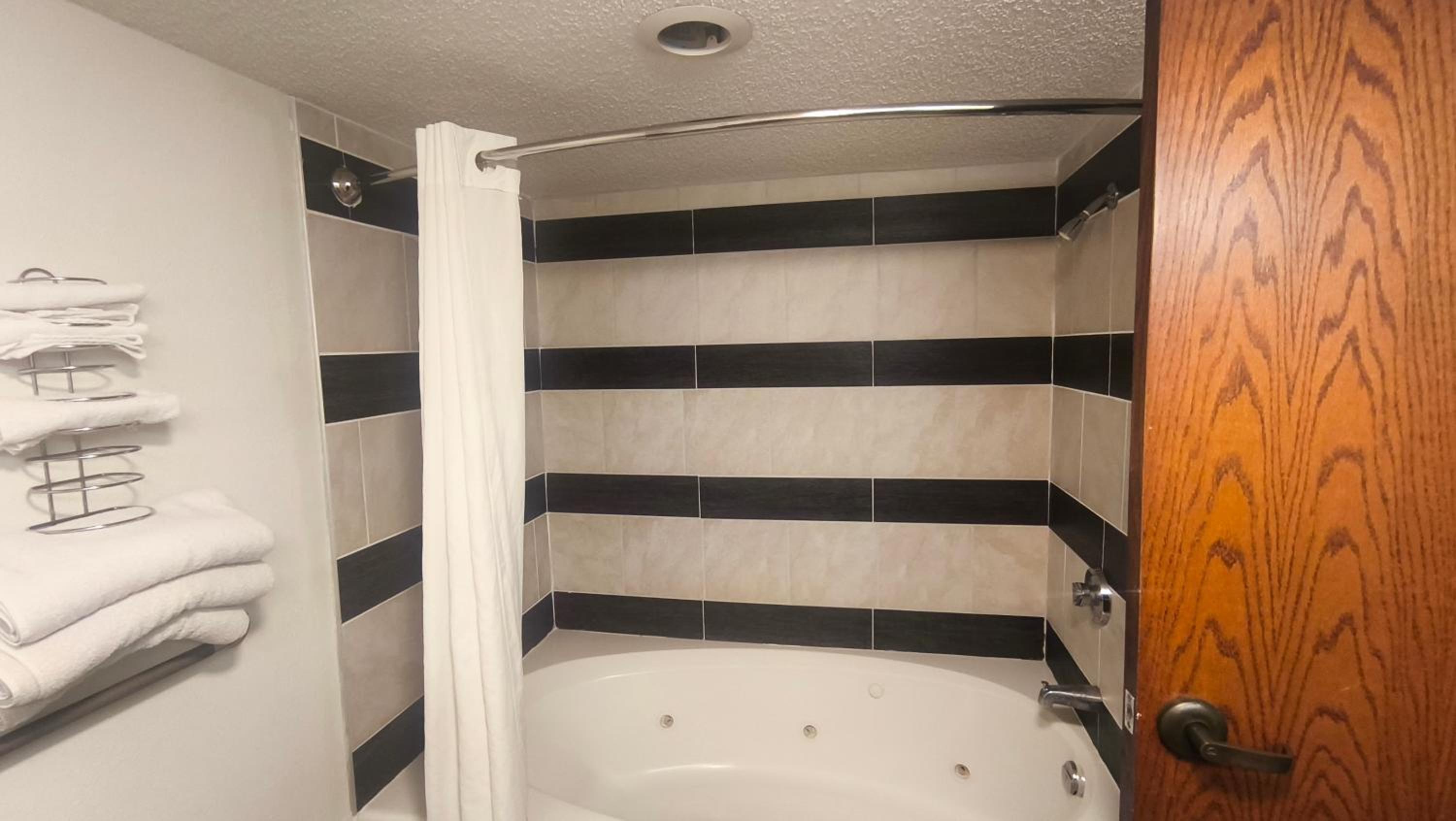 2 Queen Beds Non-Smoking with Whirlpool - Photo 2