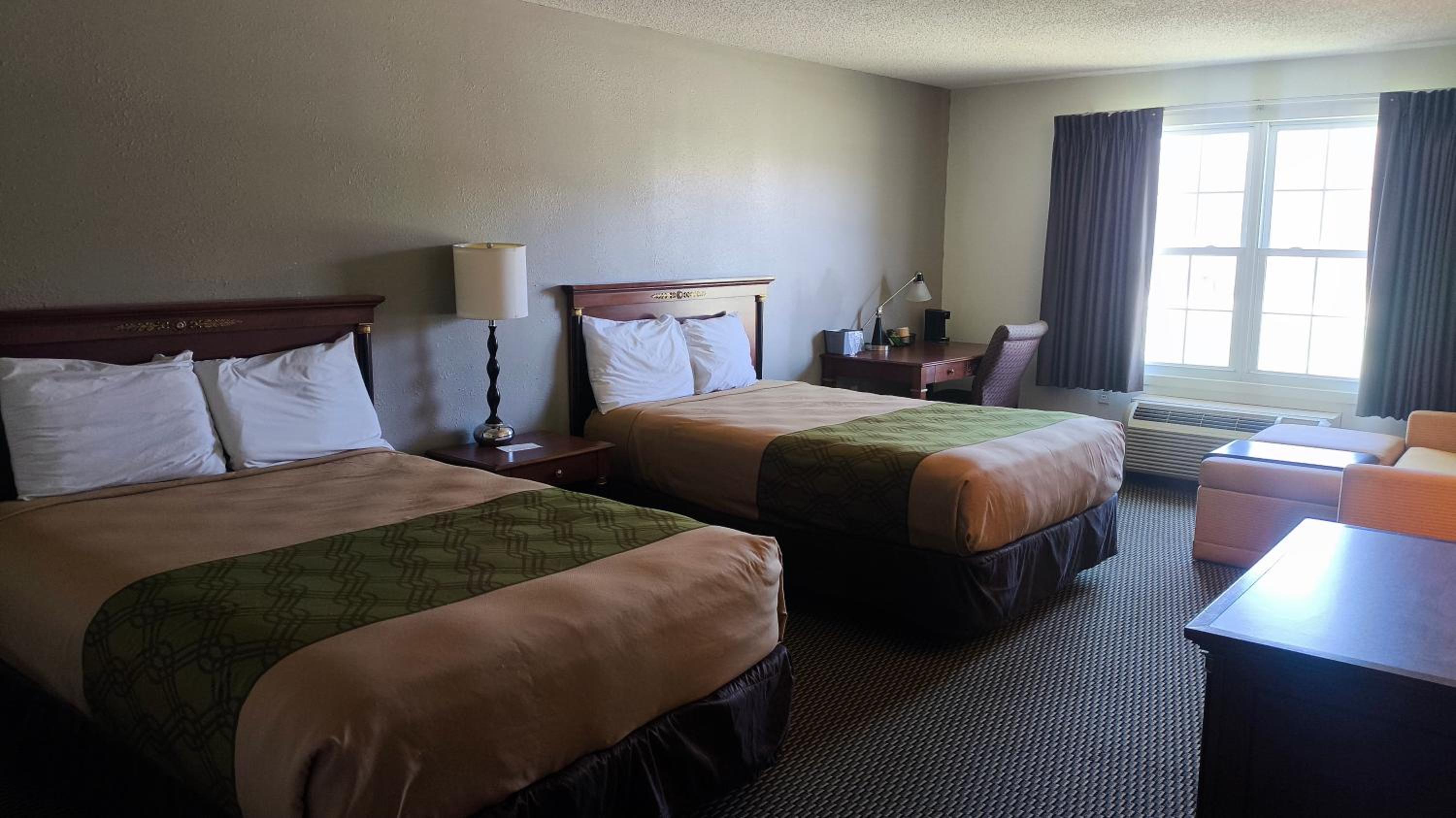 2 Queen Beds Non-Smoking with Whirlpool - Photo 7