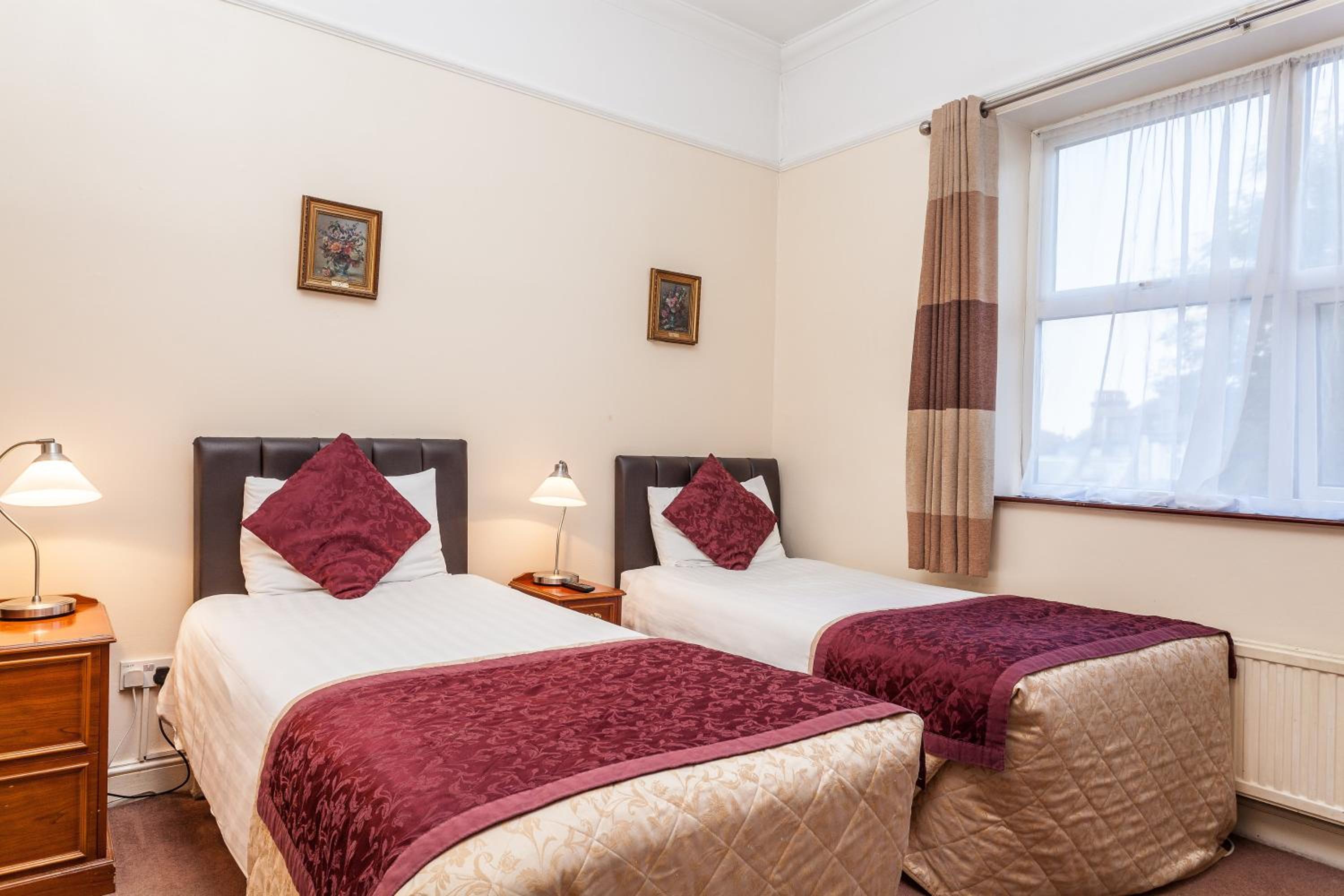 Large Twin Room photo 1