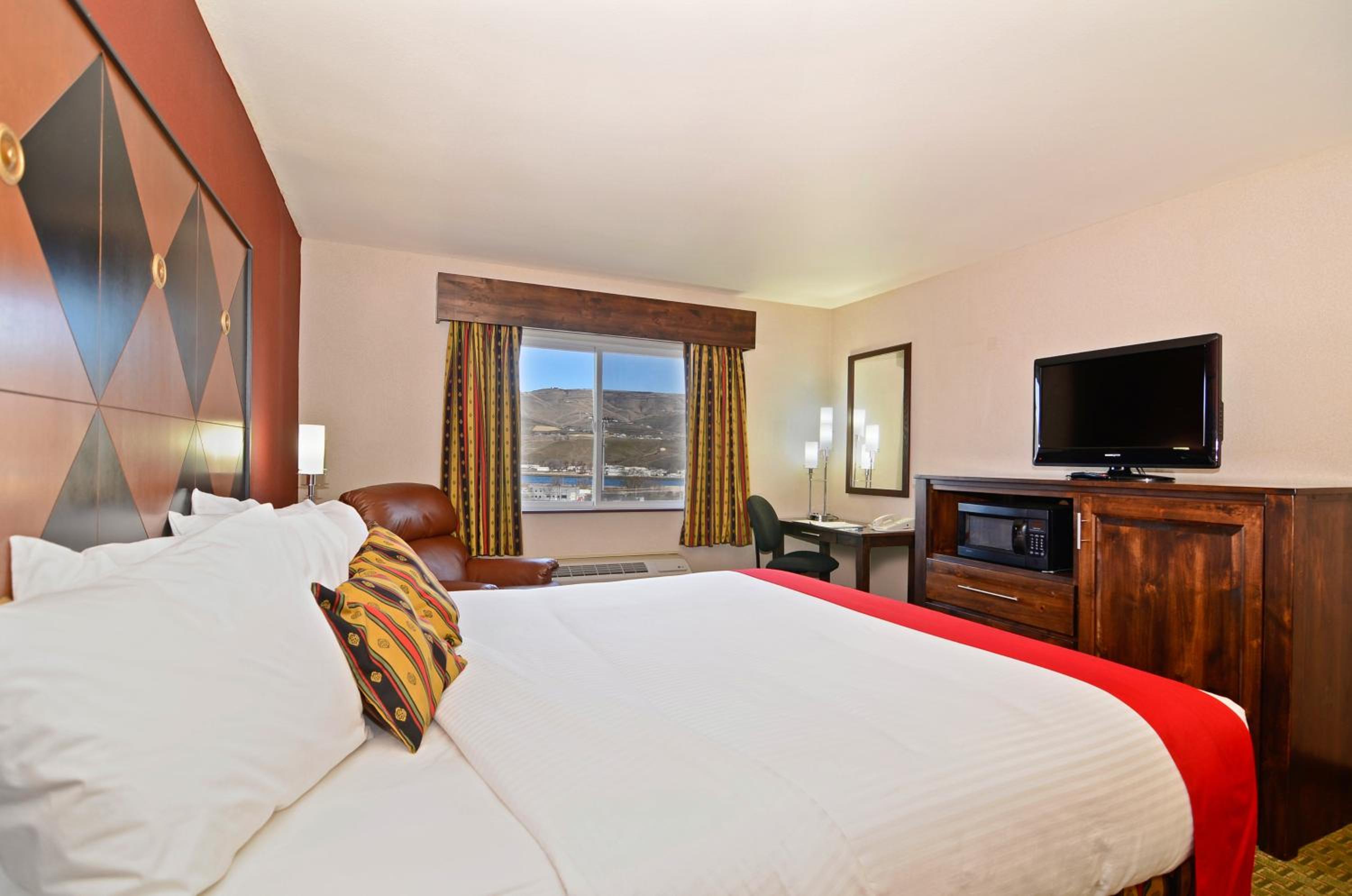 King Room - Non-Smoking - Photo 6