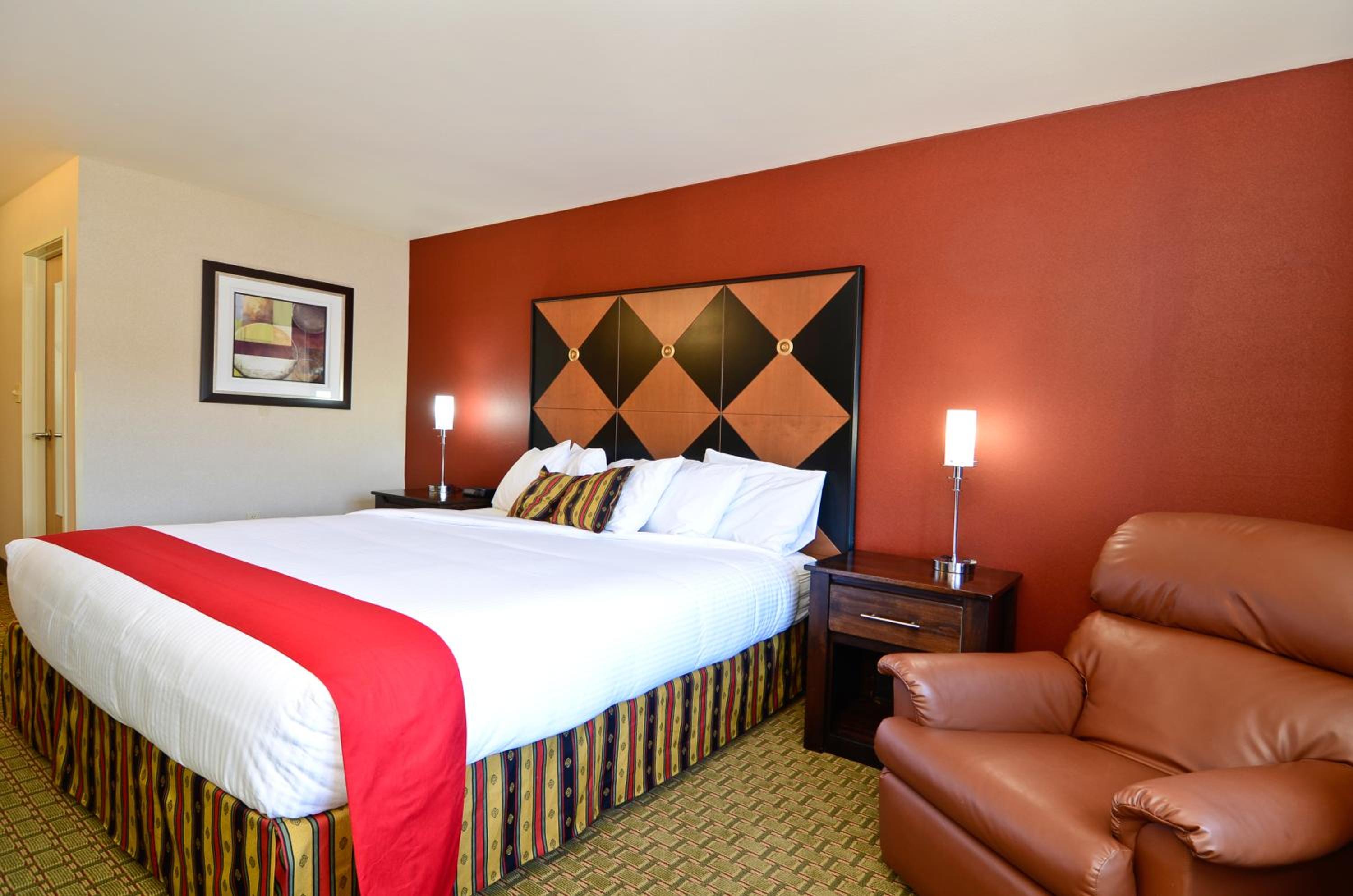 King Room - Non-Smoking - Photo 3