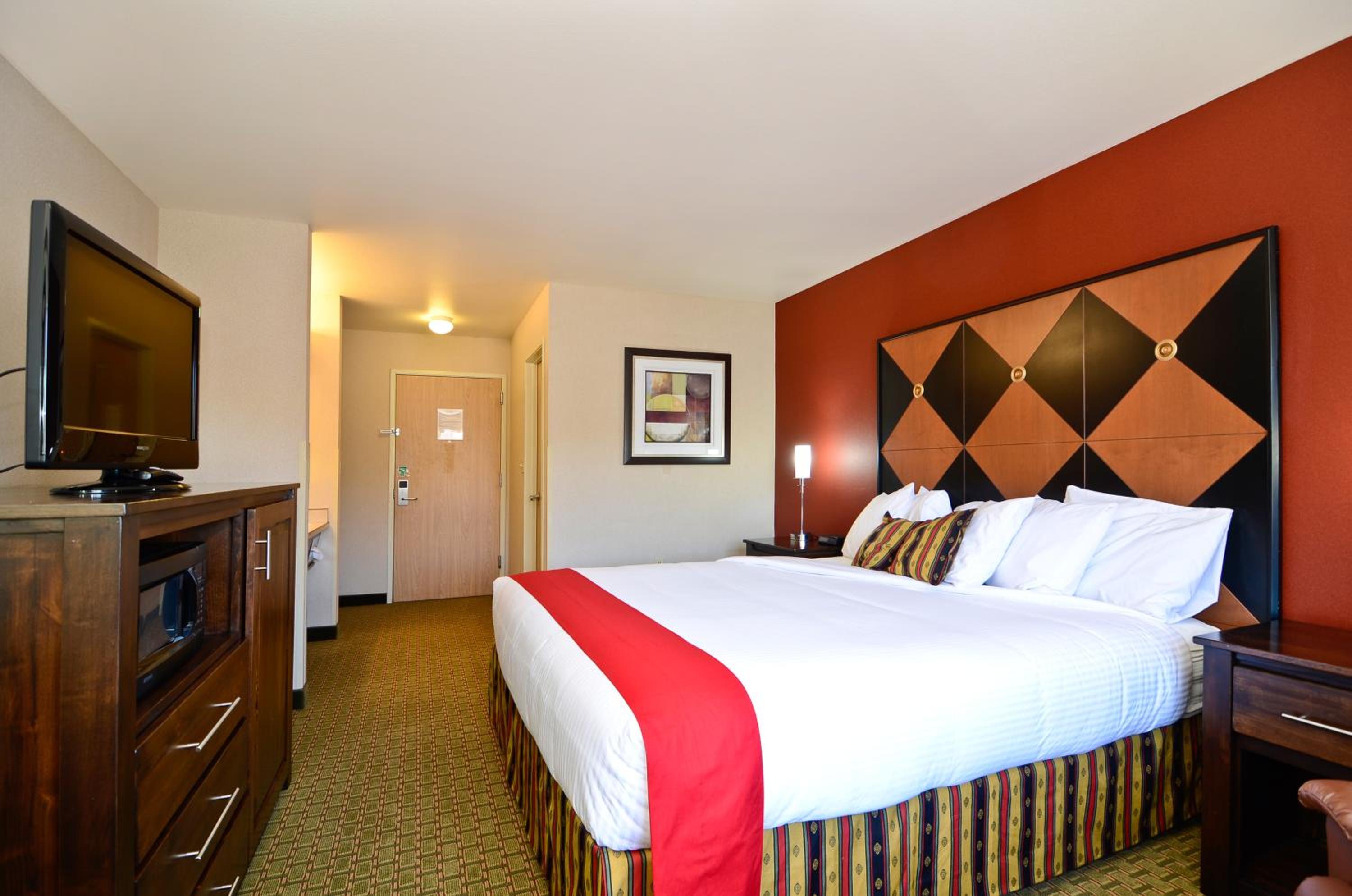 King Room - Non-Smoking - Photo 4