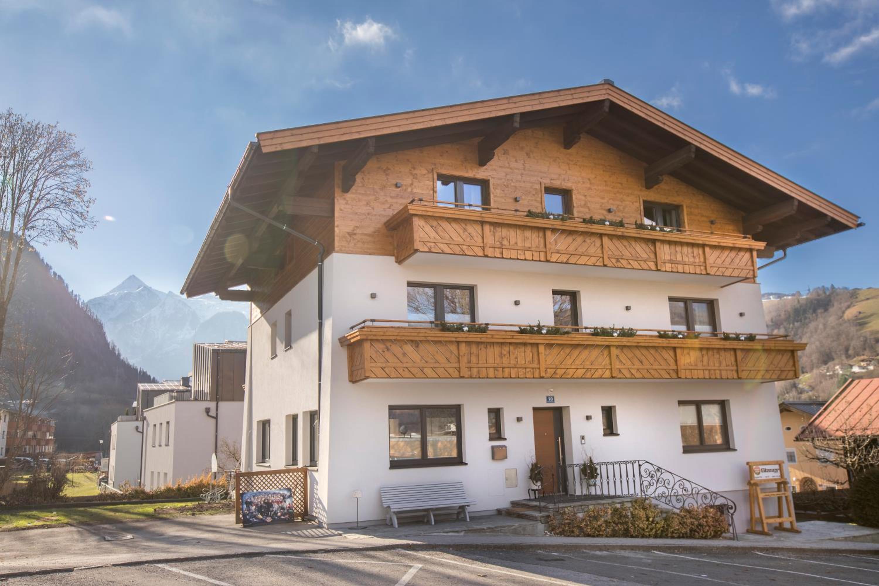 Two-Bedroom Apartment with Mountain View photo 3