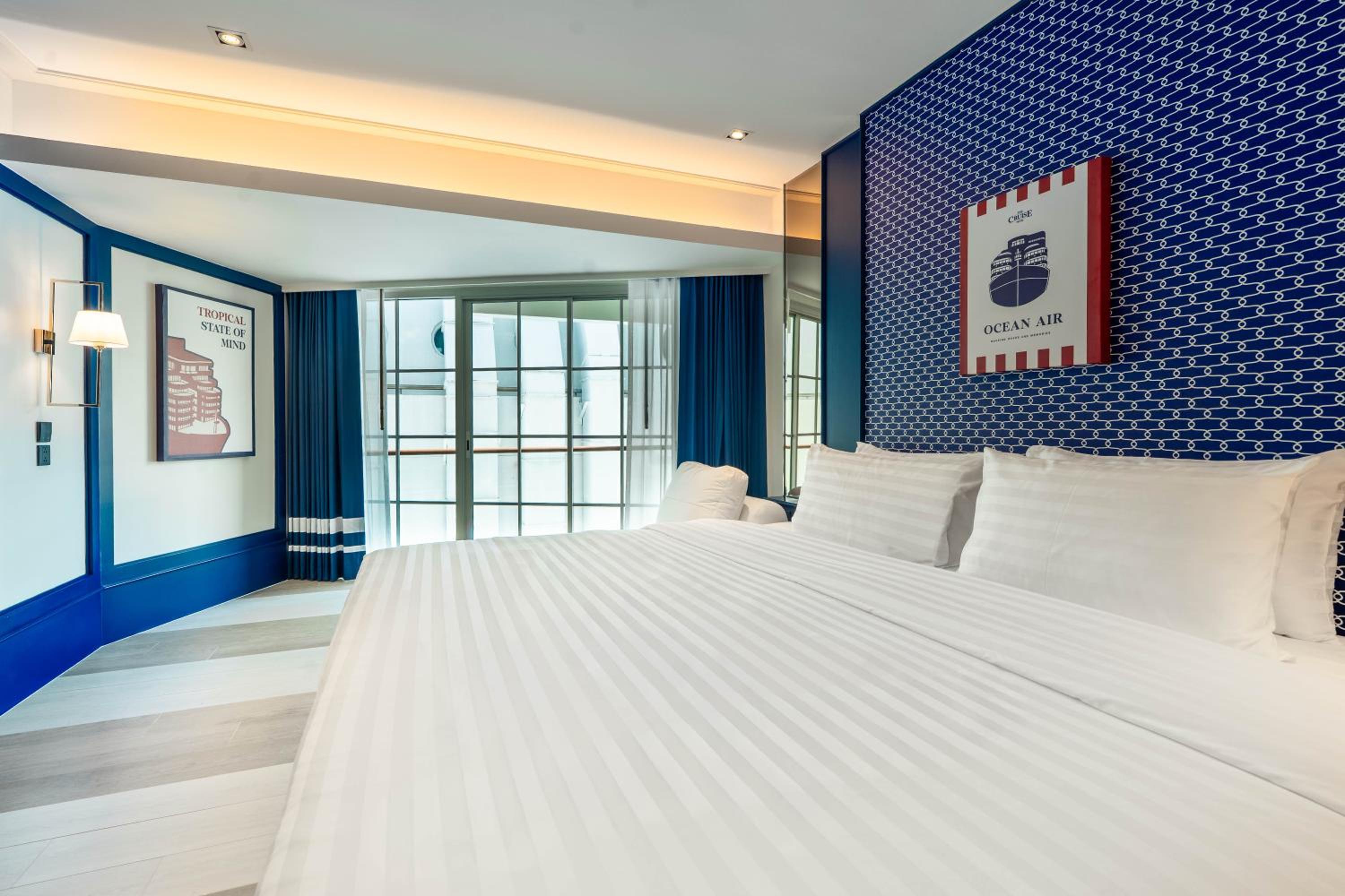 Cruise Cabin Super King Bed photo 3